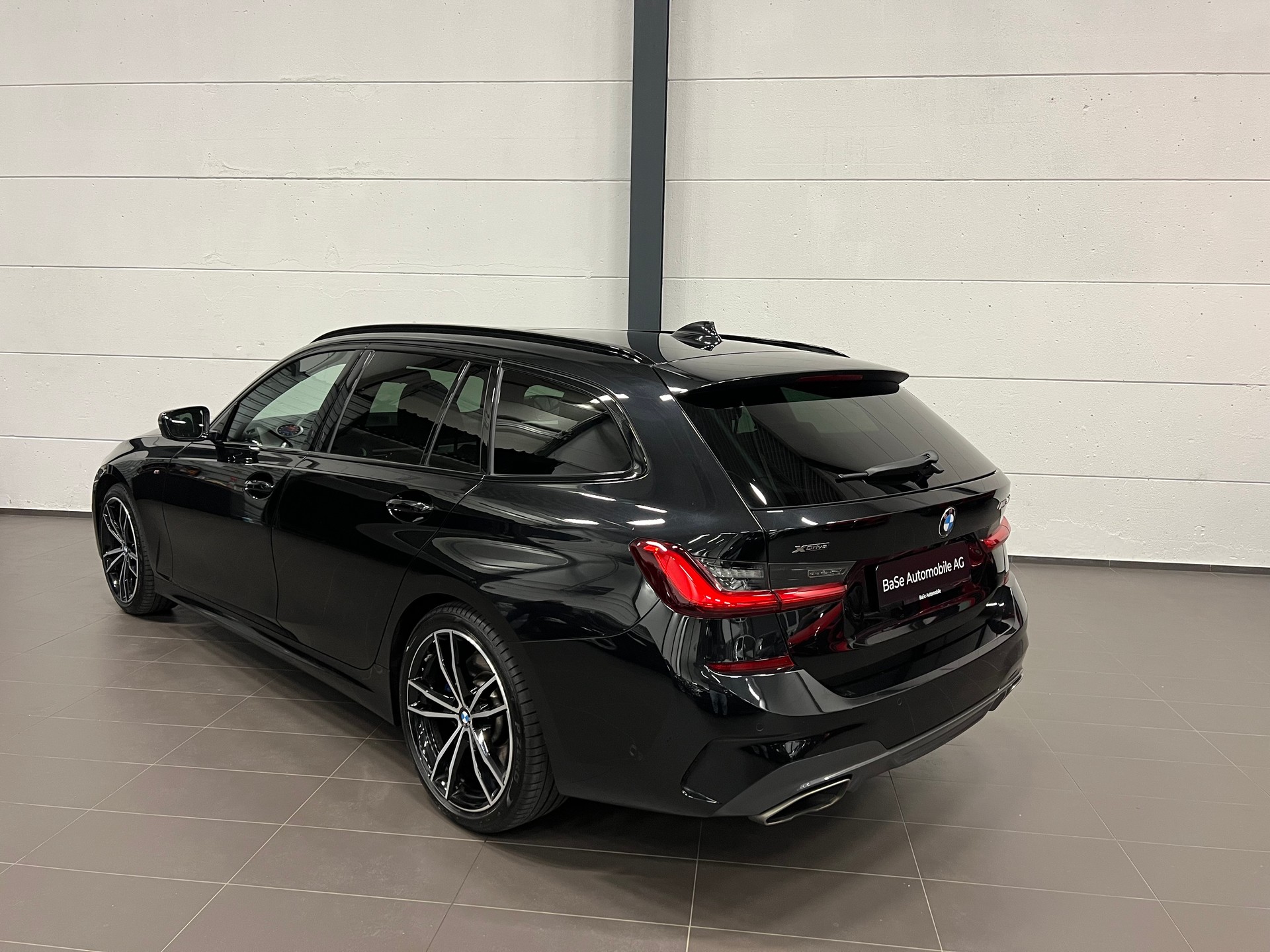 BMW M340d xDrive 48V Touring Steptronic Sport-image-11