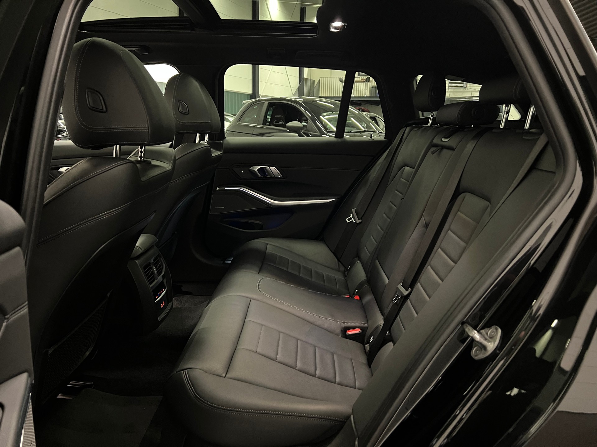 BMW M340d xDrive 48V Touring Steptronic Sport-image-22