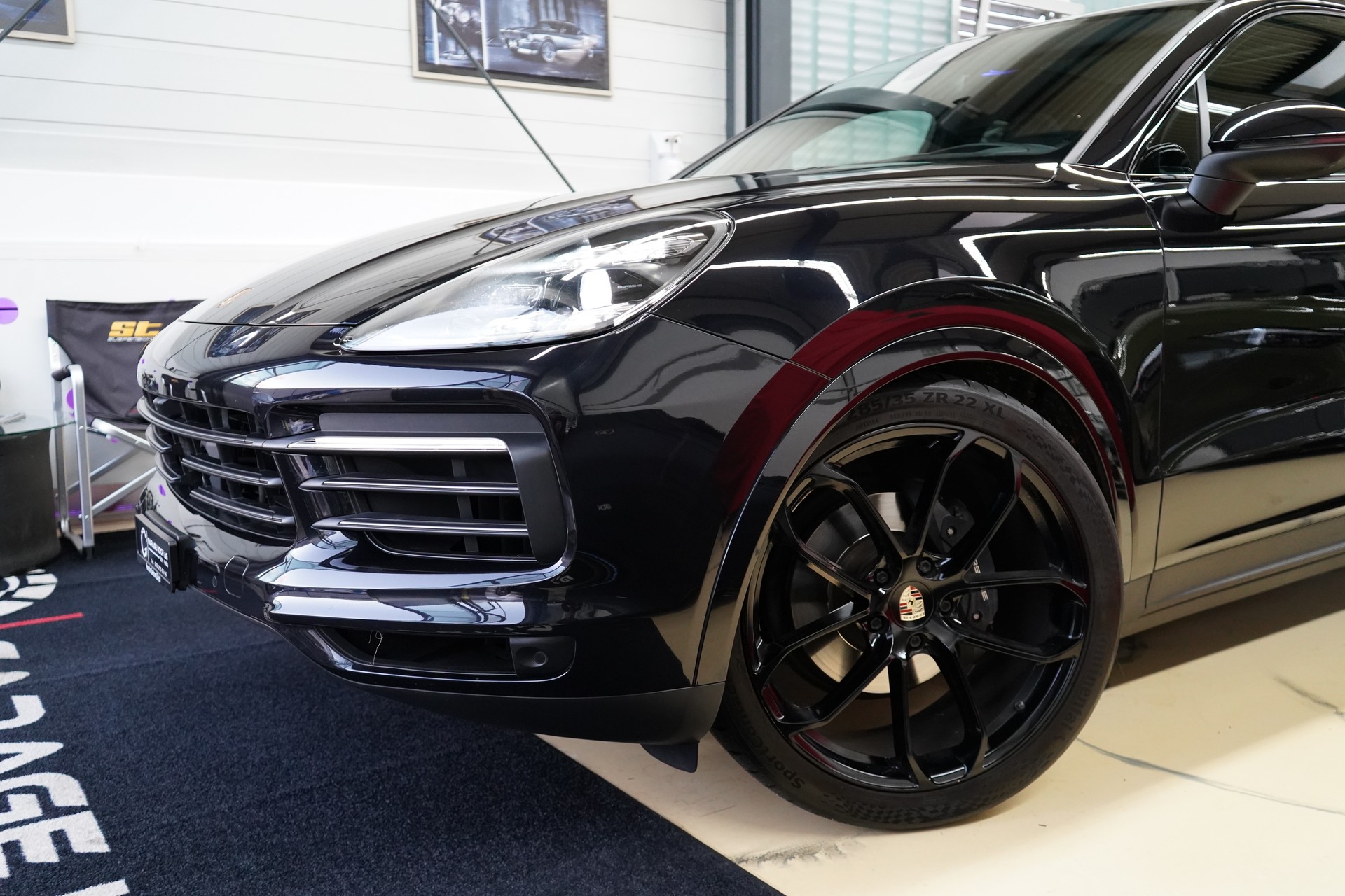 PORSCHE Cayenne Coupé Platinum Edition-showroom-element-3