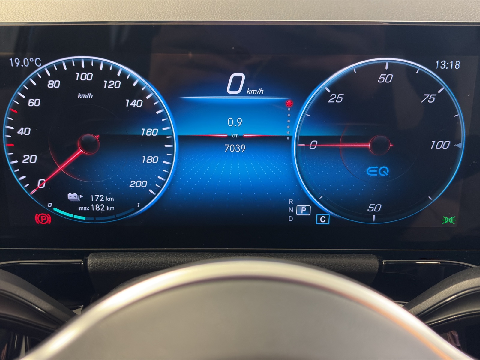 MERCEDES-BENZ EQA 250-image-13