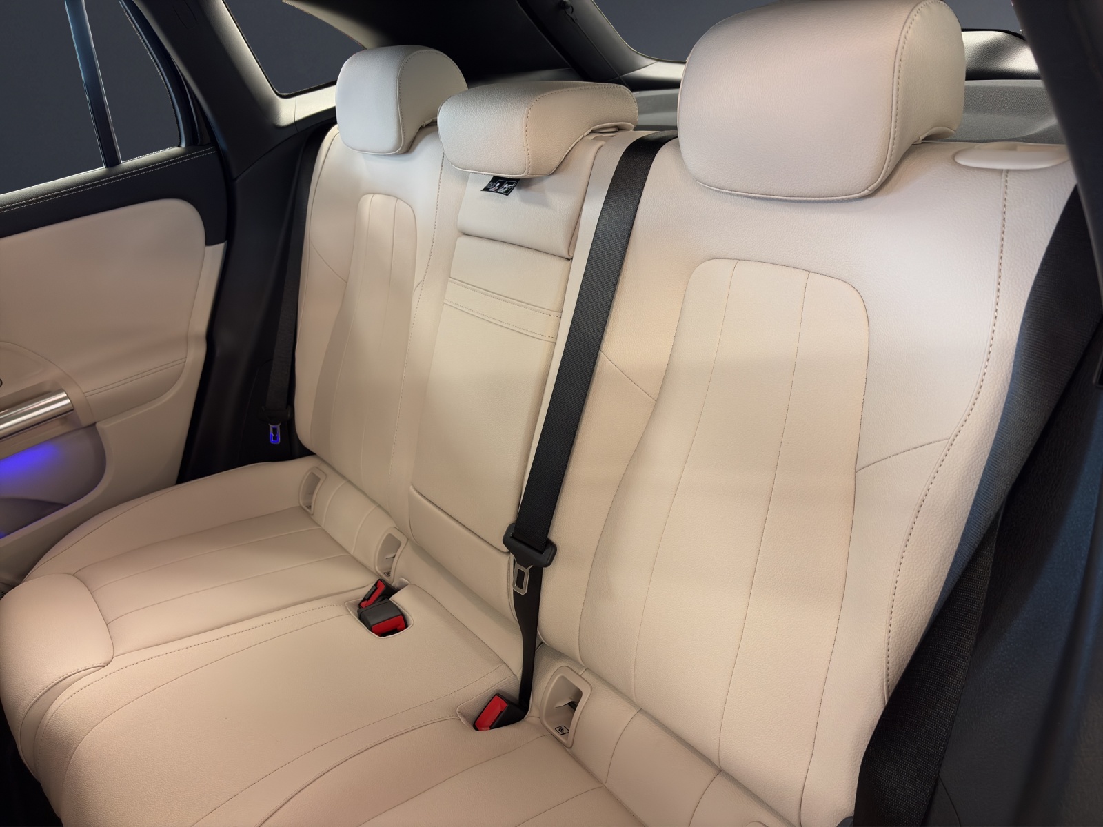 MERCEDES-BENZ EQA 250-image-16