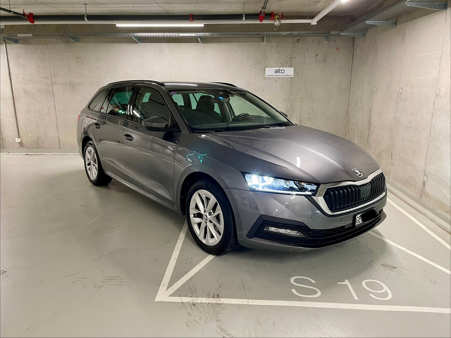 SKODA Octavia Combi 2.0 TSI Ambition DSG 4x4-image-6