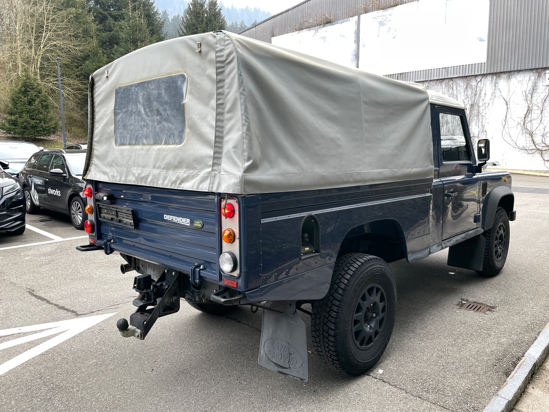 LAND ROVER Defender 110 2.4 Td4 High Capacity Pick Up-showroom-element-3