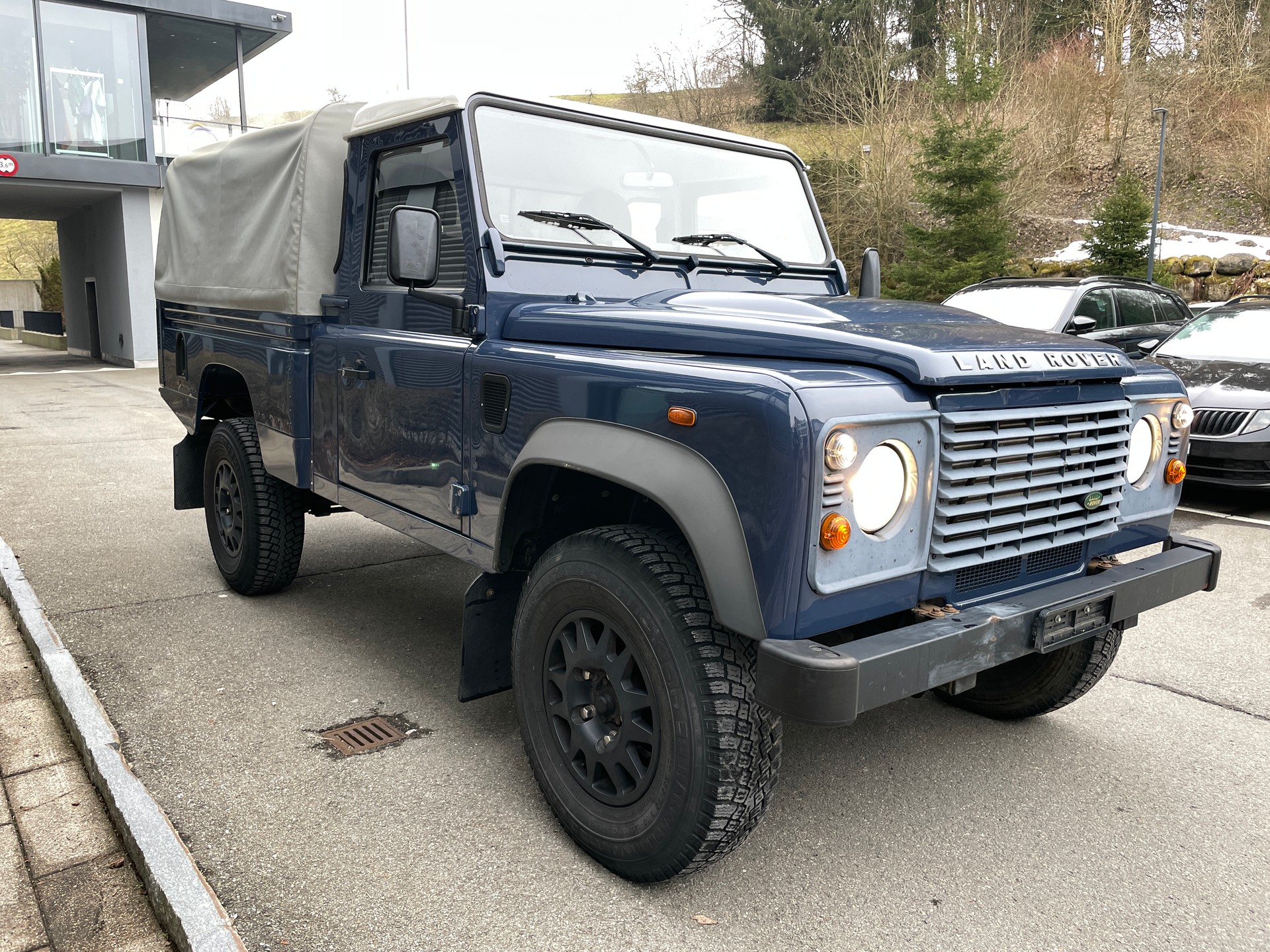 LAND ROVER Defender 110 2.4 Td4 High Capacity Pick Up-showroom-element-2