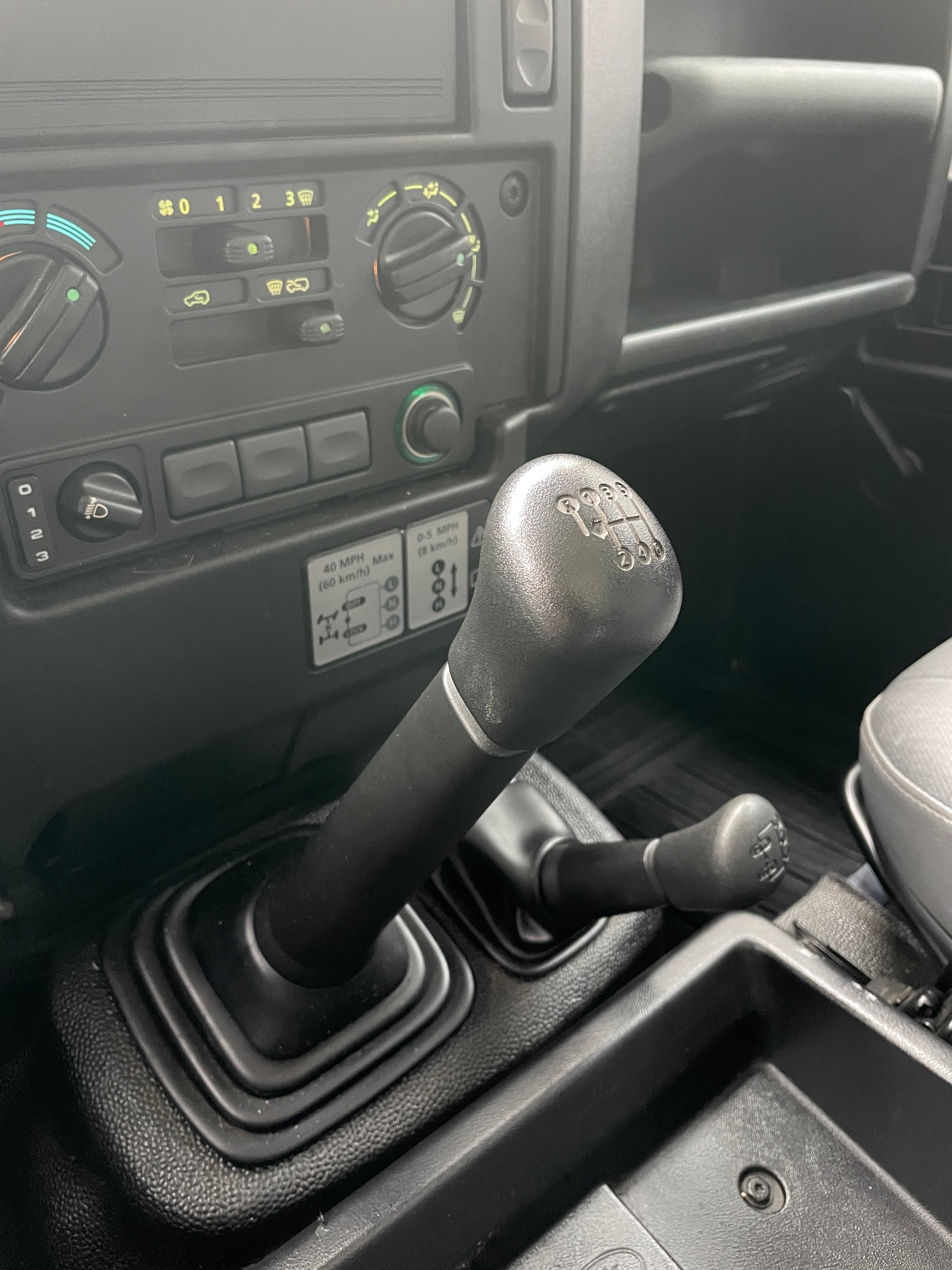 LAND ROVER Defender 110 2.4 Td4 High Capacity Pick Up-image-14