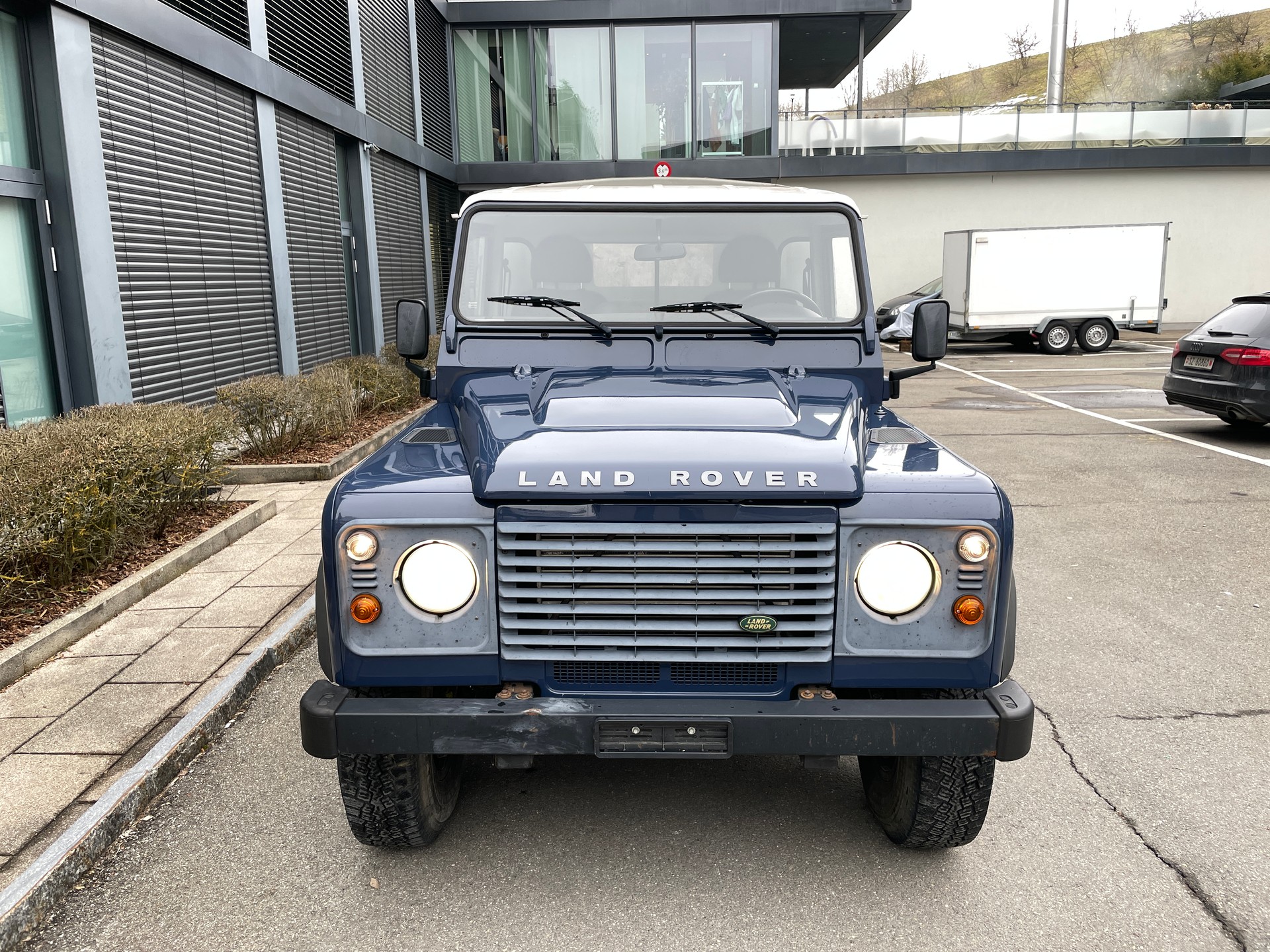 LAND ROVER Defender 110 2.4 Td4 High Capacity Pick Up-showroom-element-1