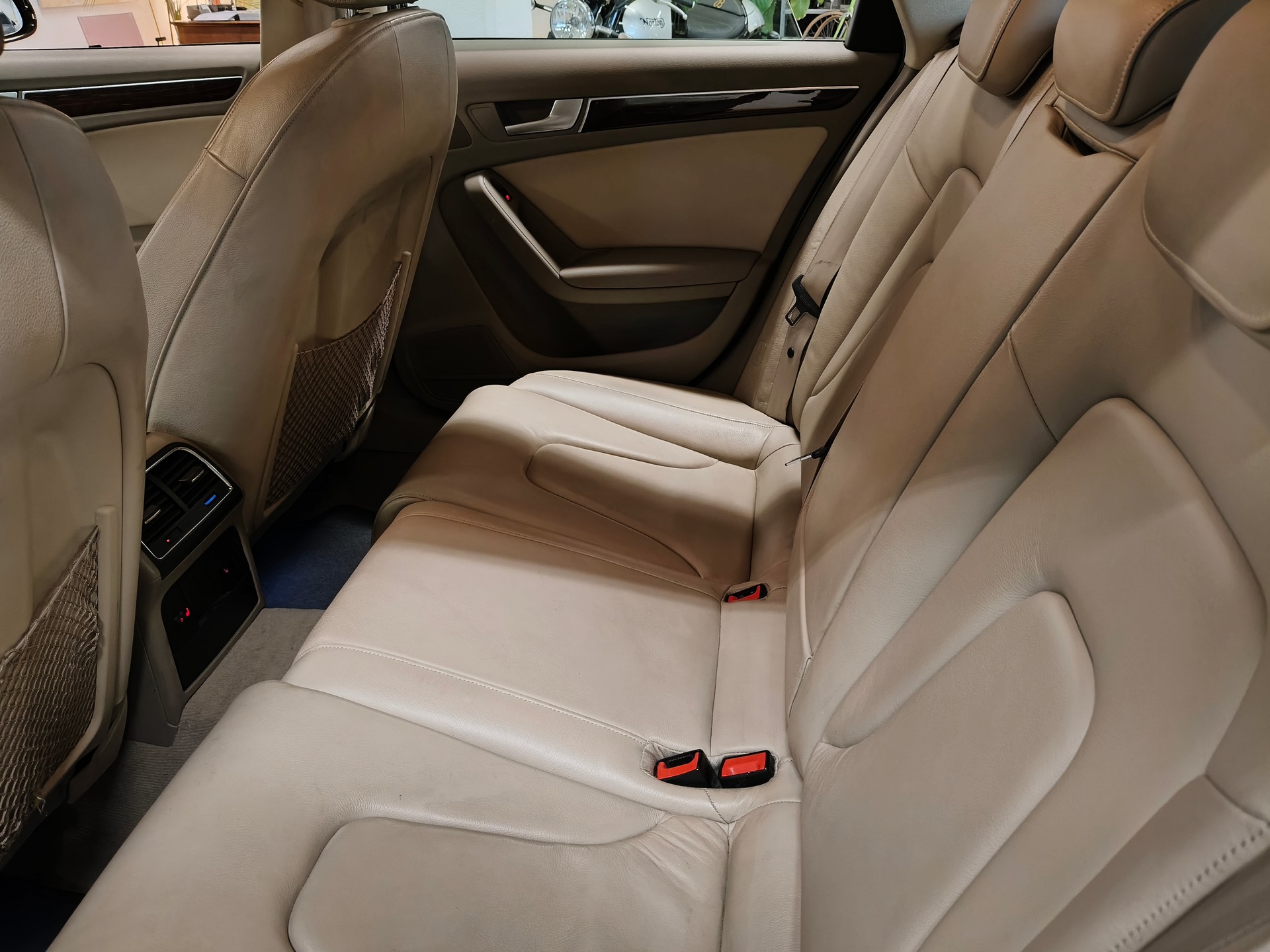 AUDI A4 Avant 3.0 TDI quattro S-tronic-image-22