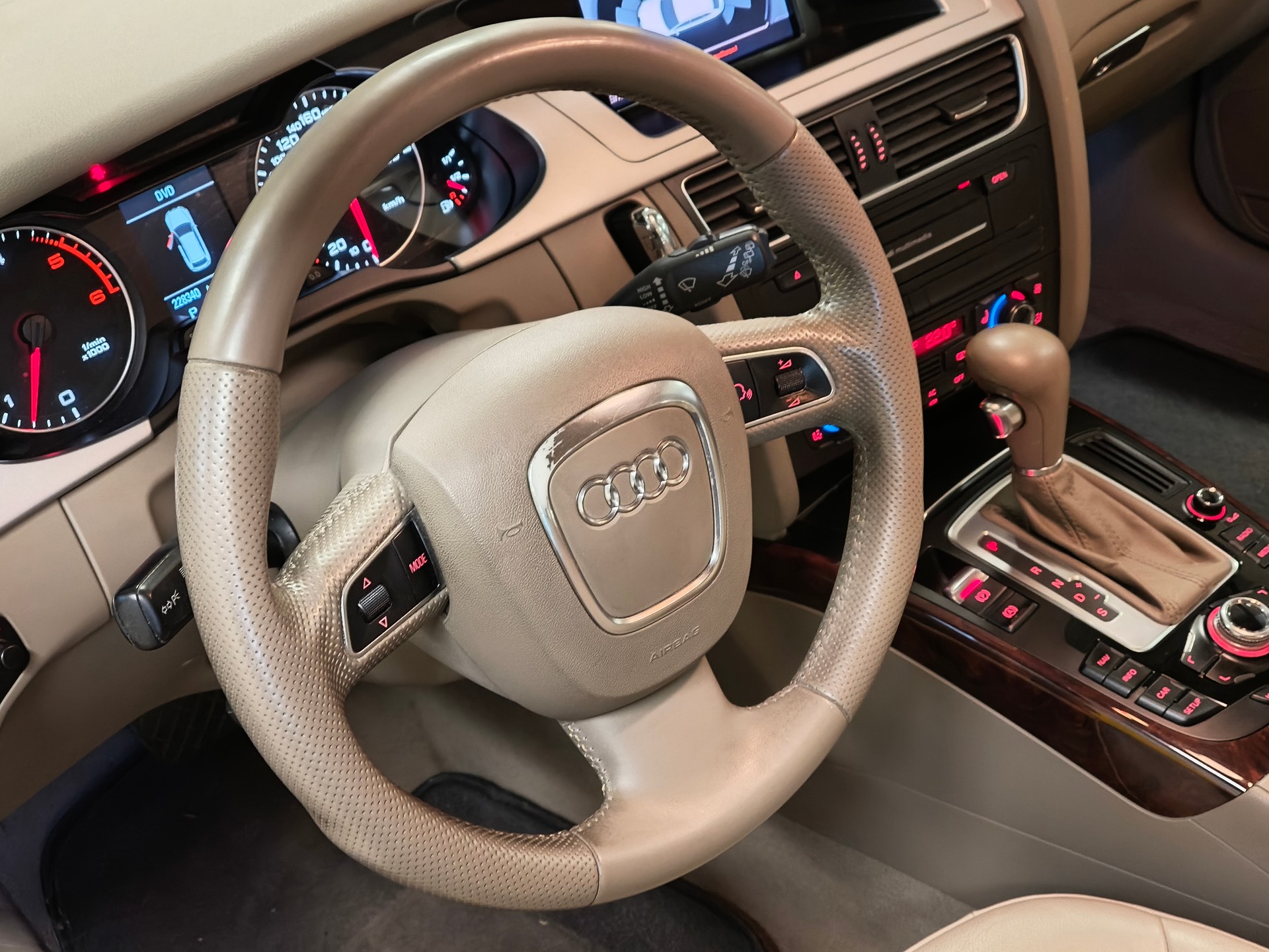 AUDI A4 Avant 3.0 TDI quattro S-tronic-image-17