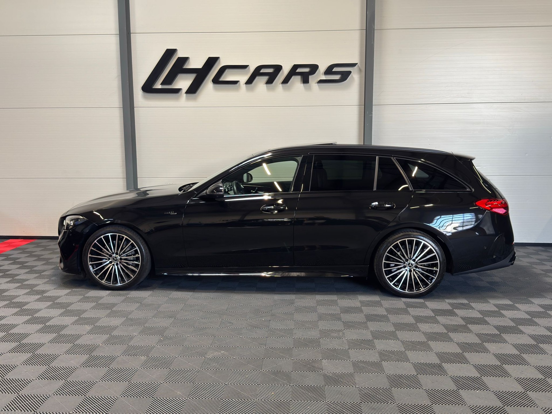 MERCEDES-BENZ C 300 AMG Line 4matic Kombi-image-1