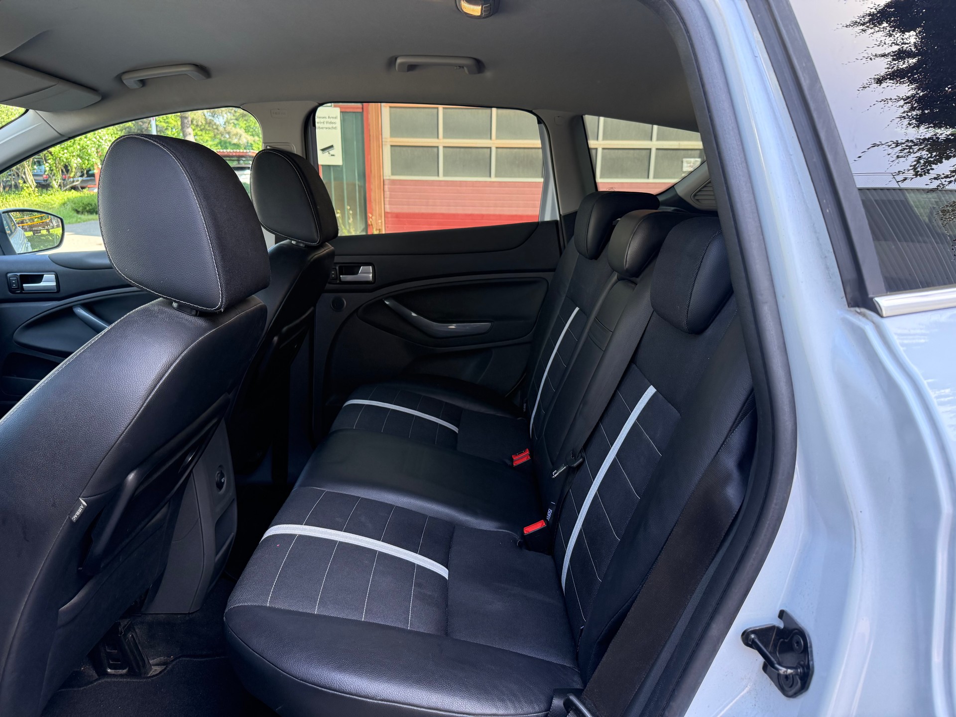 FORD Kuga 2.5 Turbo Titanium 4WD-image-8