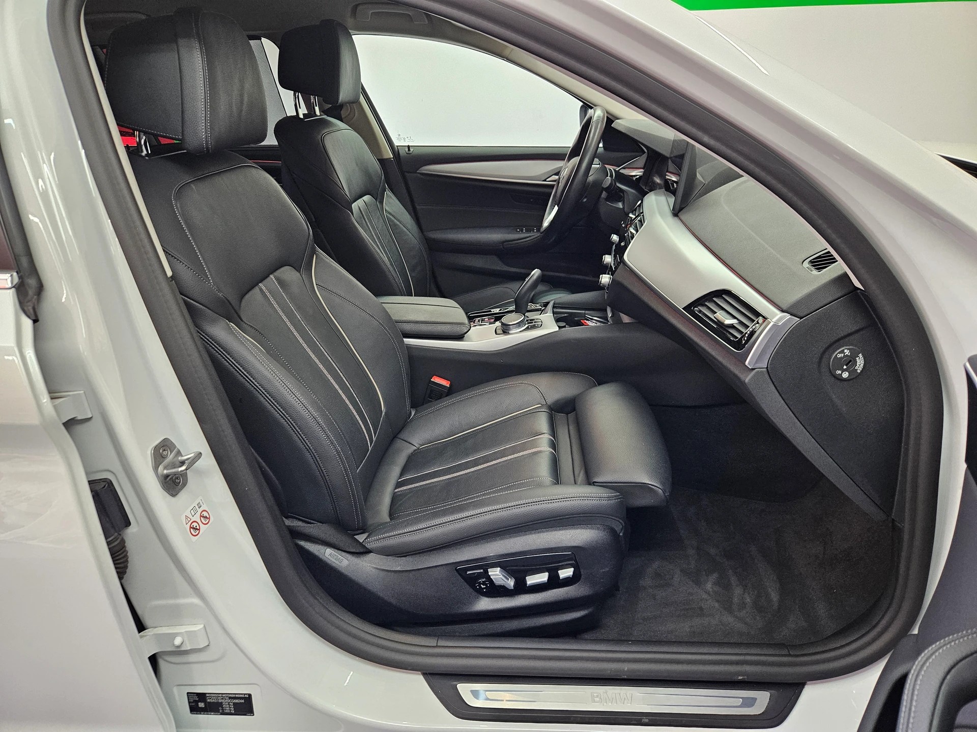 BMW 520d xDrive 48V Touring Steptronic-image-11
