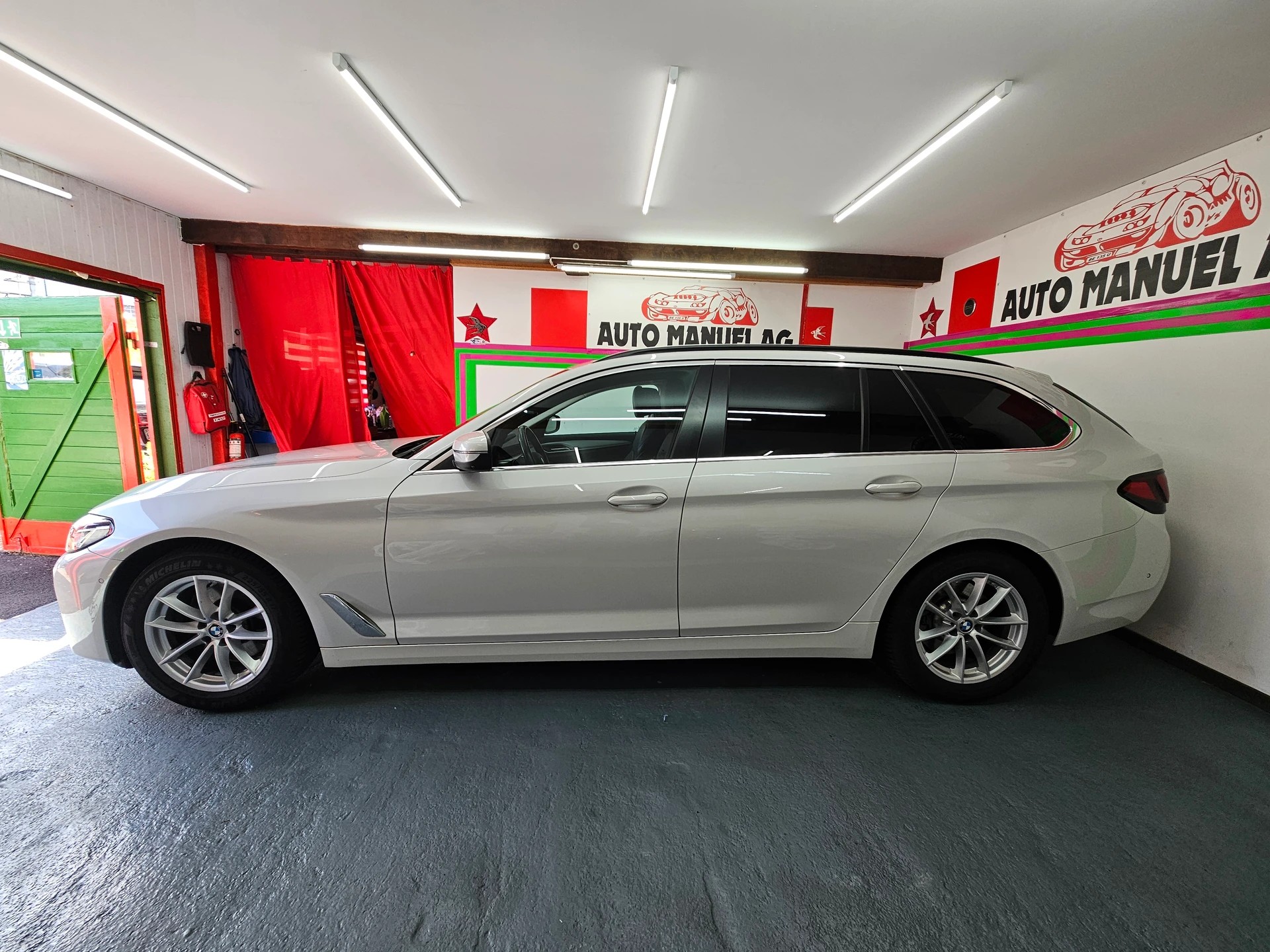 BMW 520d xDrive 48V Touring Steptronic-image-3