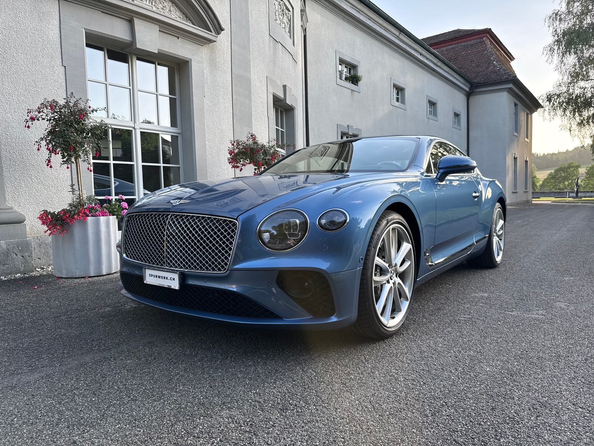 BENTLEY Continental GT 6.0 W12 / CH-Fahrzeug / Portofinoblau-showroom-element-1