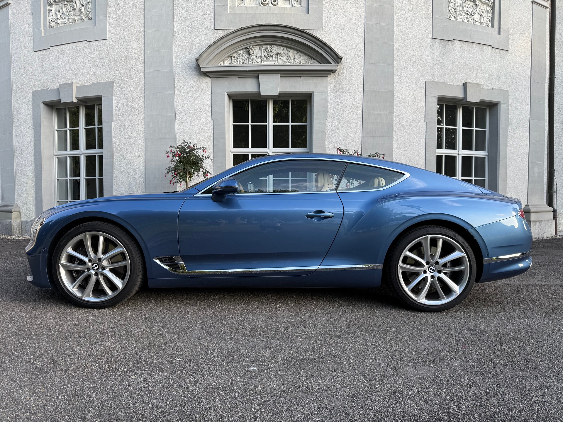 BENTLEY Continental GT 6.0 W12 / CH-Fahrzeug / Portofinoblau-showroom-element-3