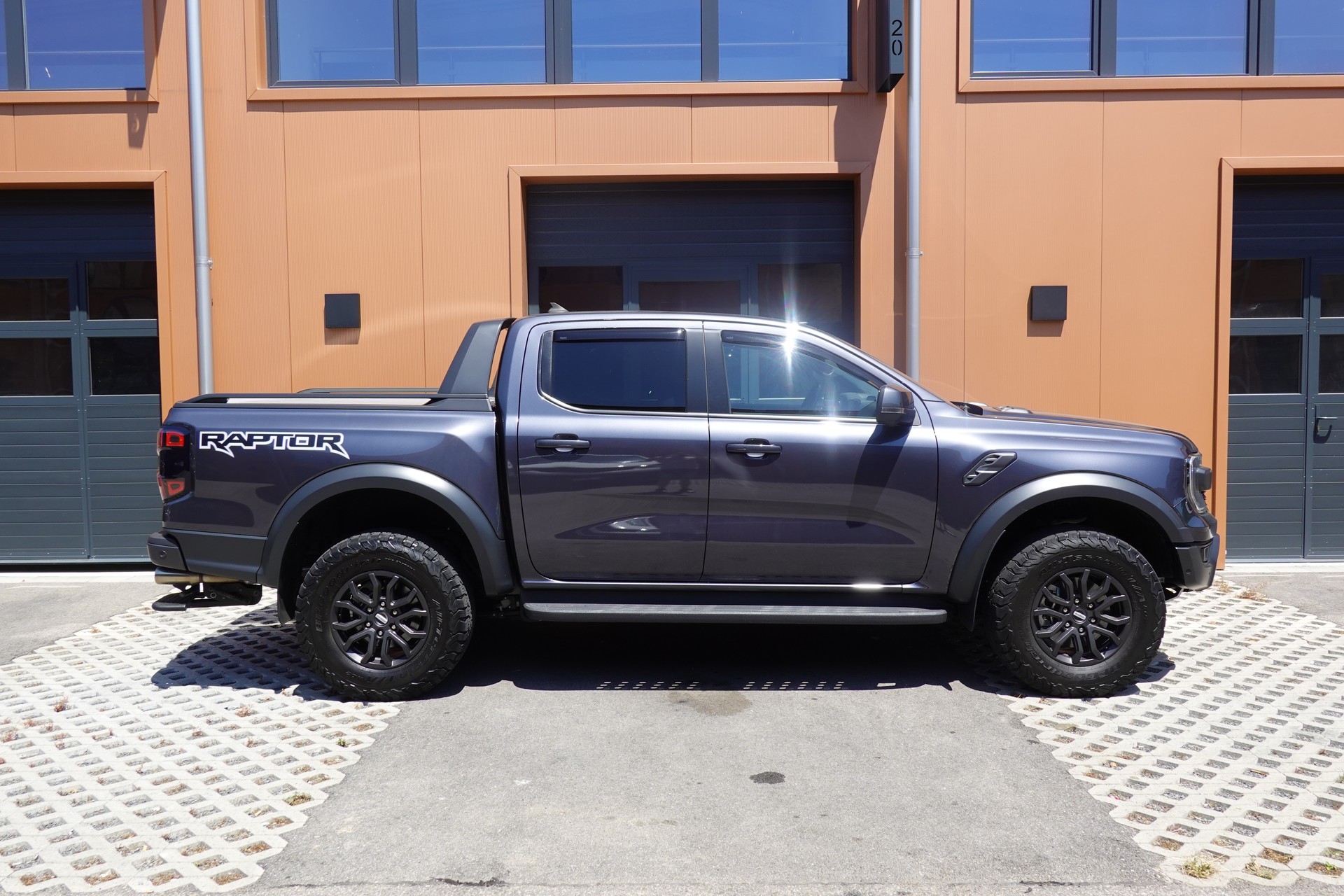 FORD Ranger Raptor 3.0 Eco Boost 4x4 A - "CH Auto + 1ère main * Attelage * Caméra 360' * Store de Coffre Elect."-showroom-element-3