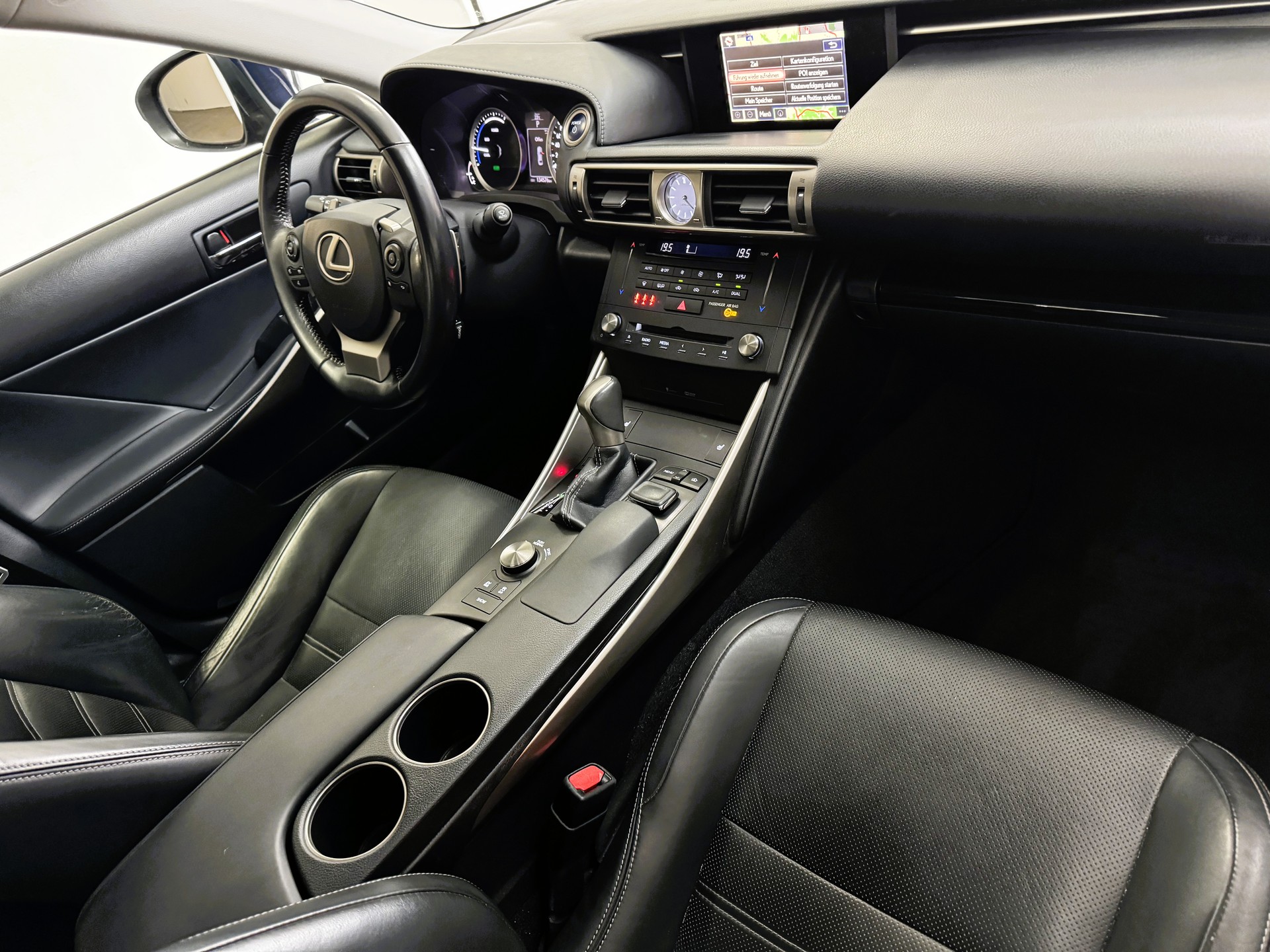 LEXUS IS 300h excellence Automatic-image-10