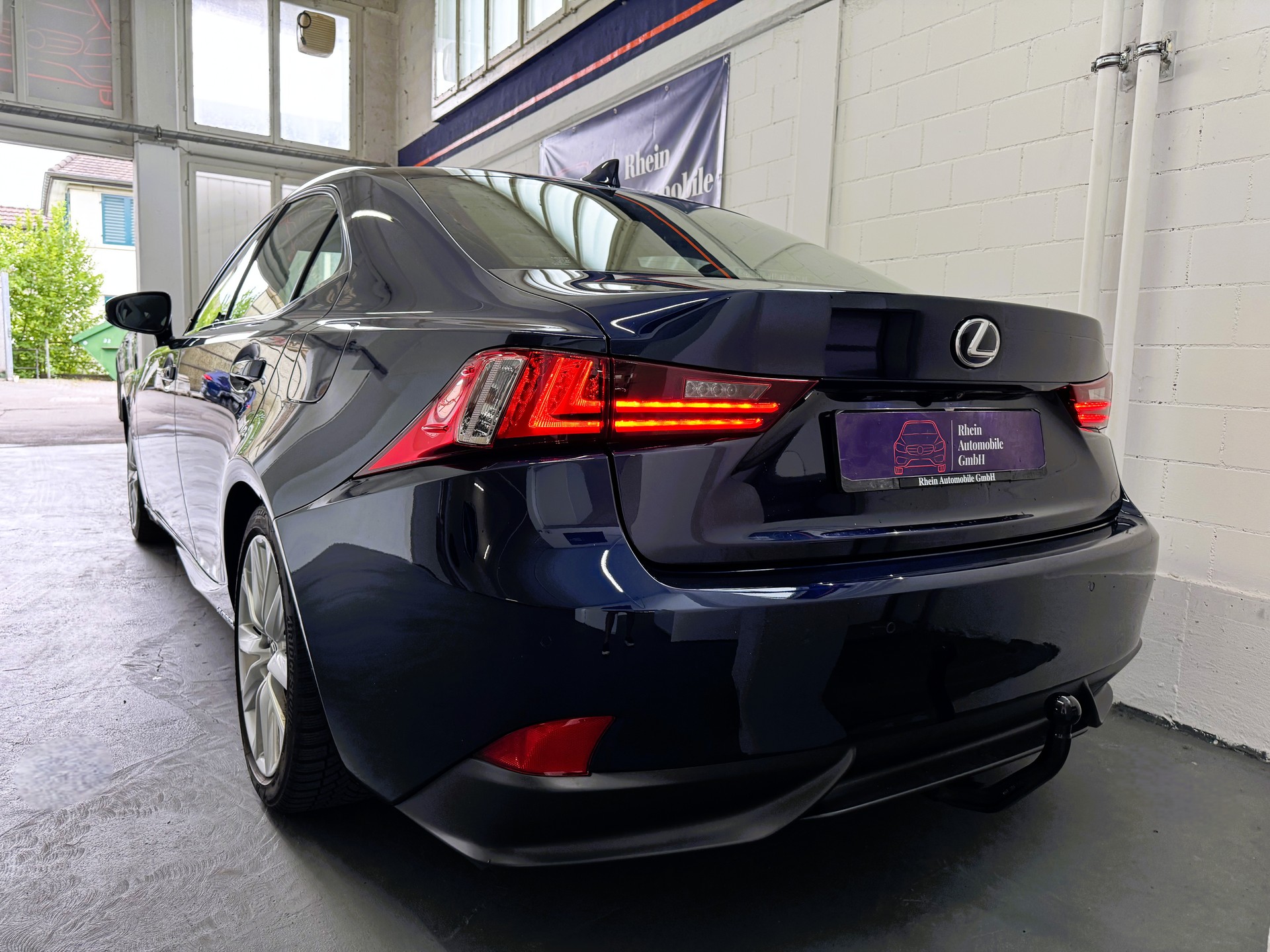 LEXUS IS 300h excellence Automatic-image-3