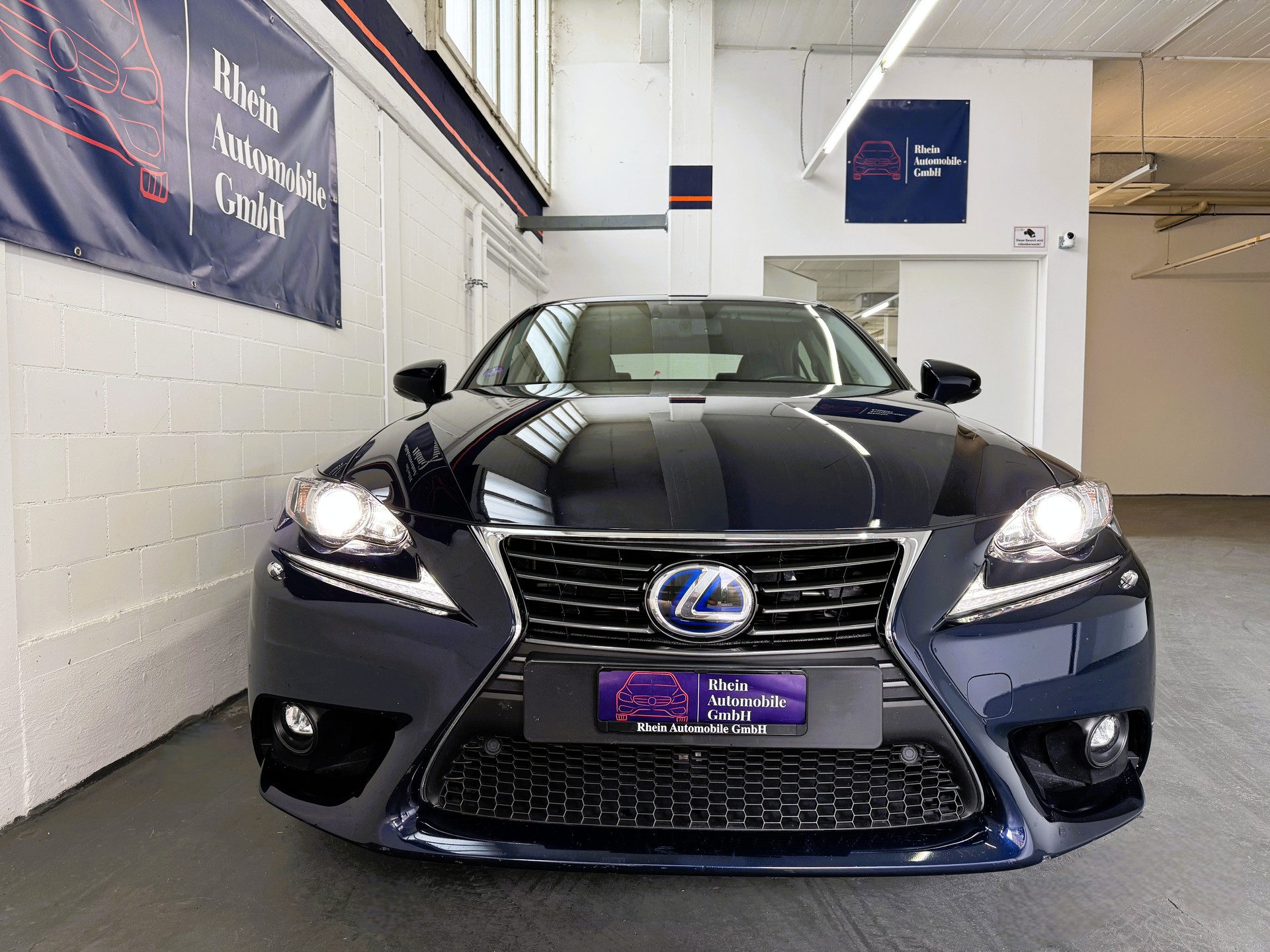 LEXUS IS 300h excellence Automatic-image-1