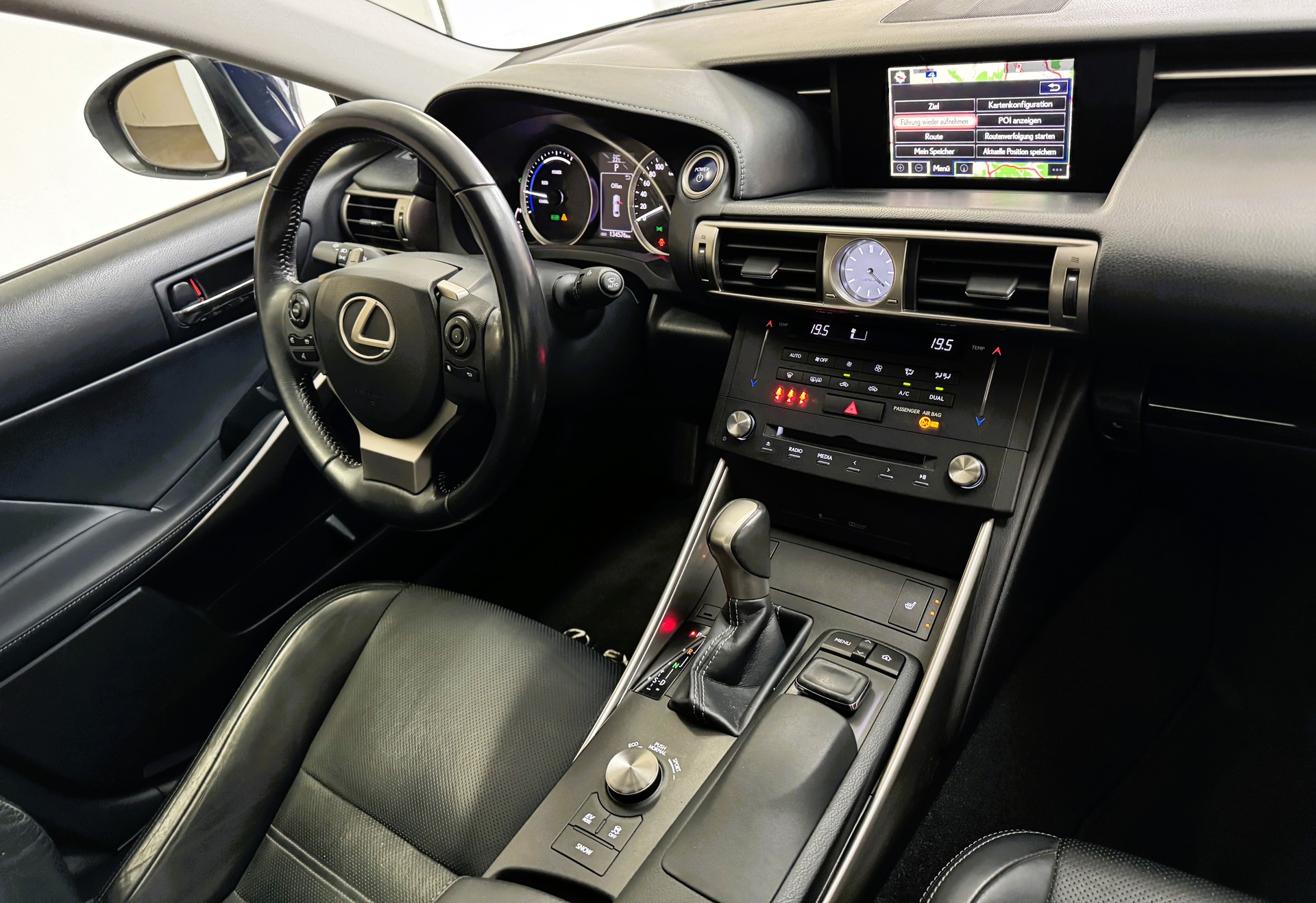 LEXUS IS 300h excellence Automatic-image-9