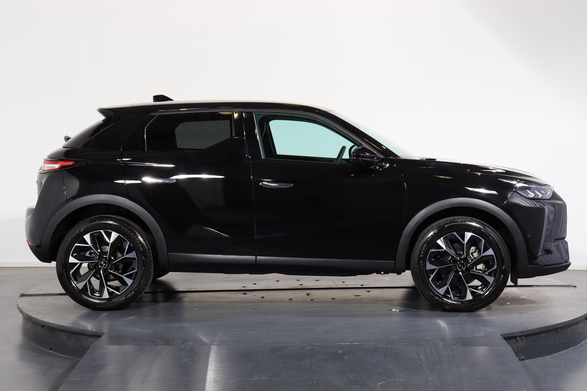 DS AUTOMOBILES 3 Crossback 1.2 Hybrid Diva-showroom-element-1