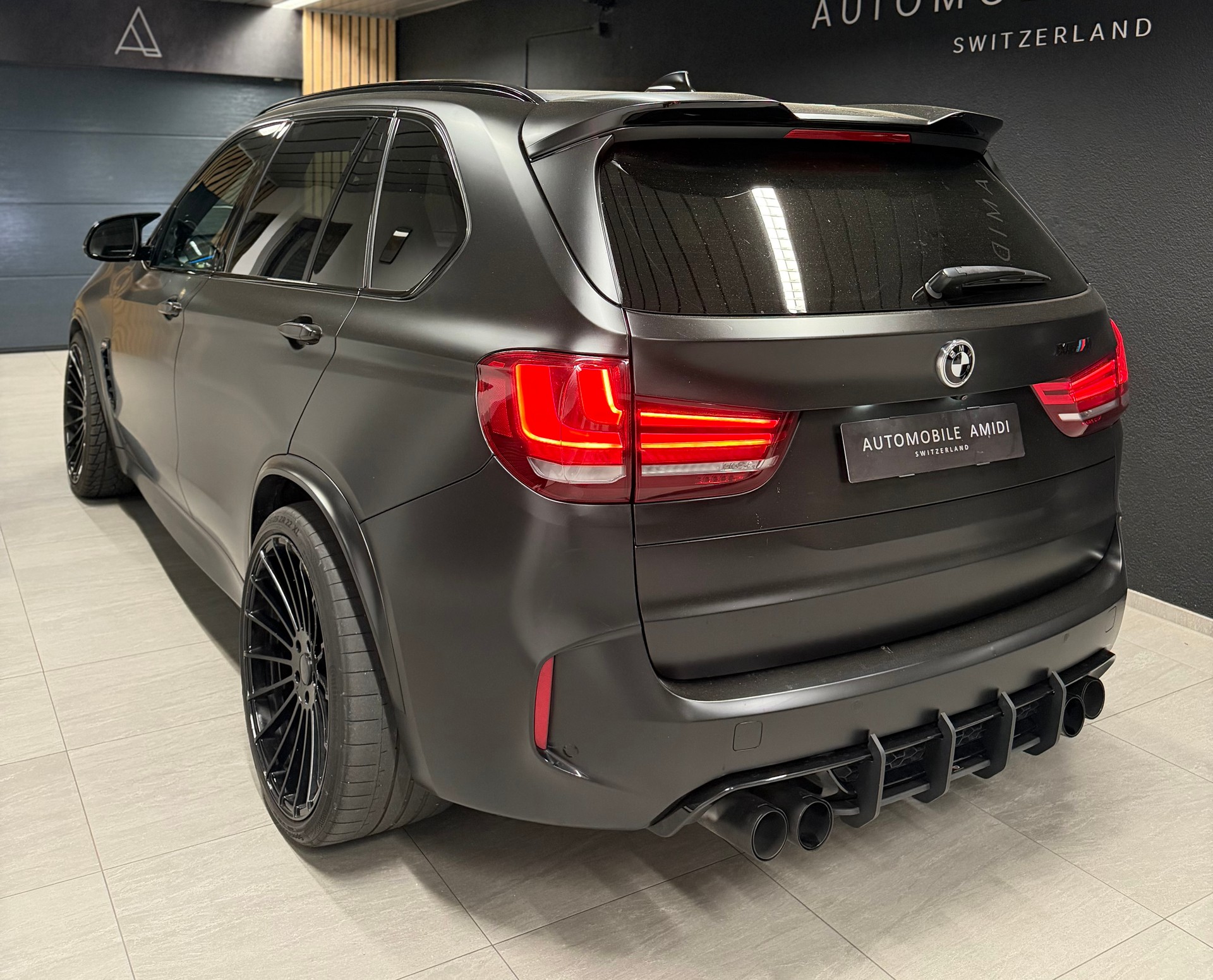 BMW X5M Steptronic-showroom-element-3