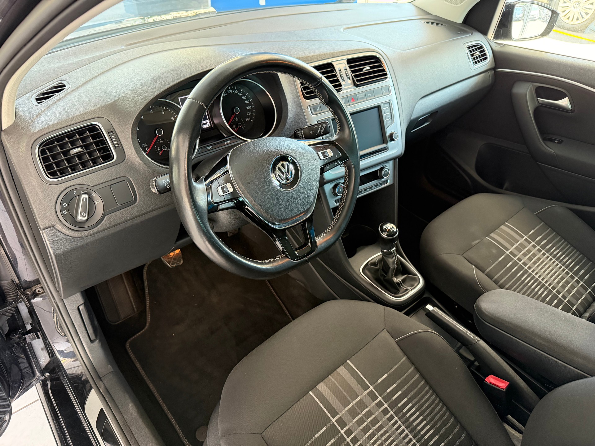 VW Polo 1.2 TSI BMT Lounge R-LINE-image-13