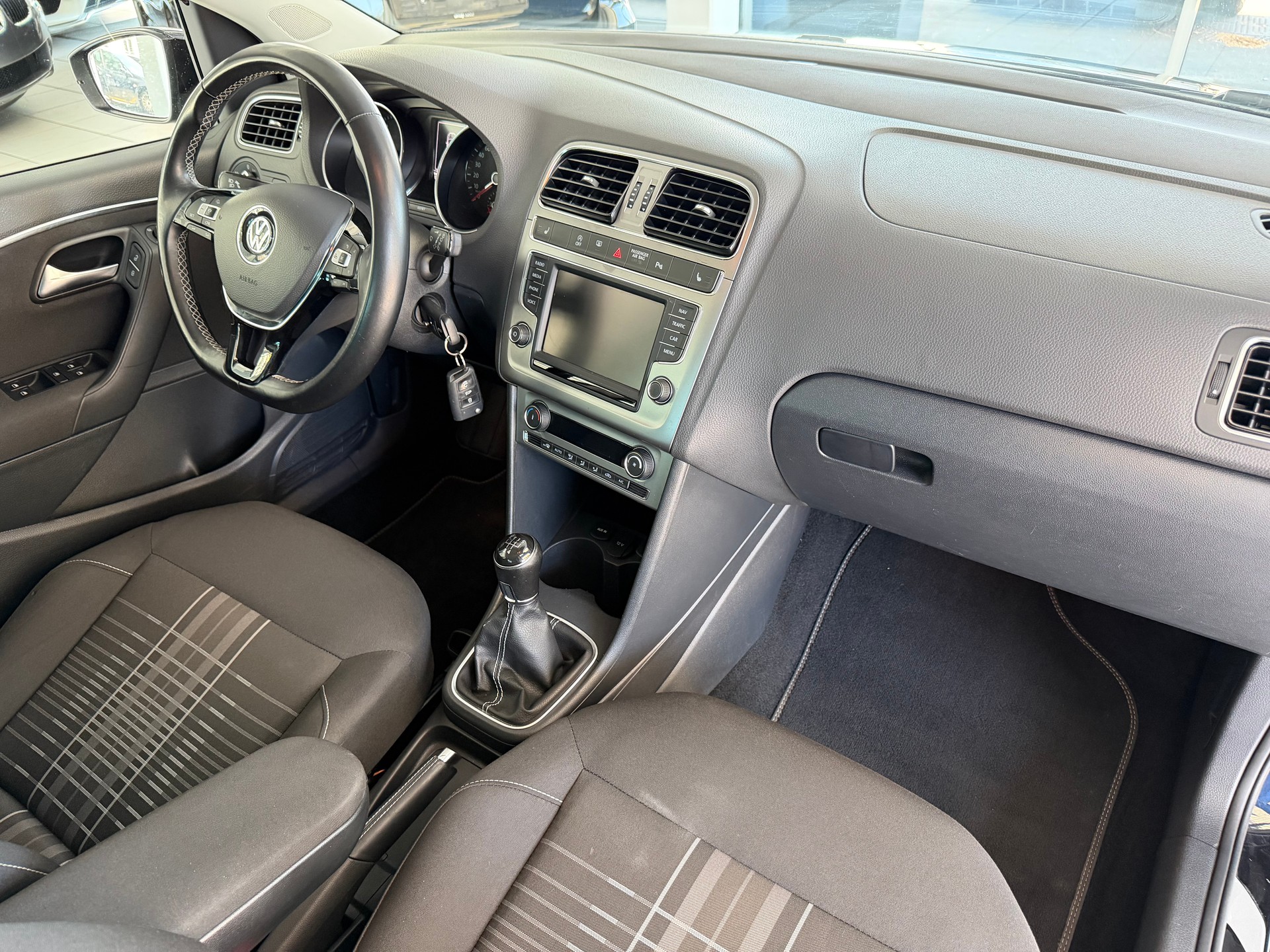VW Polo 1.2 TSI BMT Lounge R-LINE-image-14