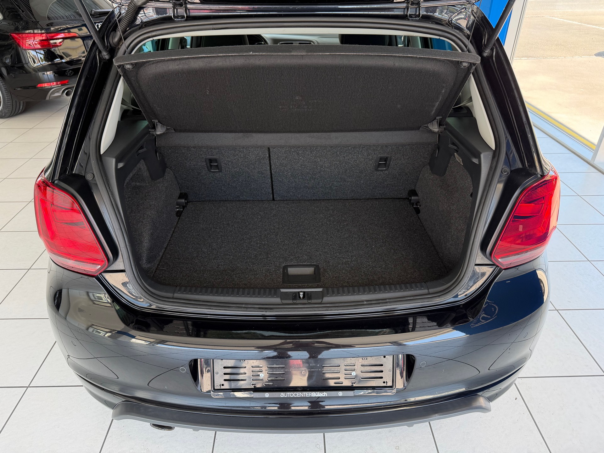 VW Polo 1.2 TSI BMT Lounge R-LINE-image-9