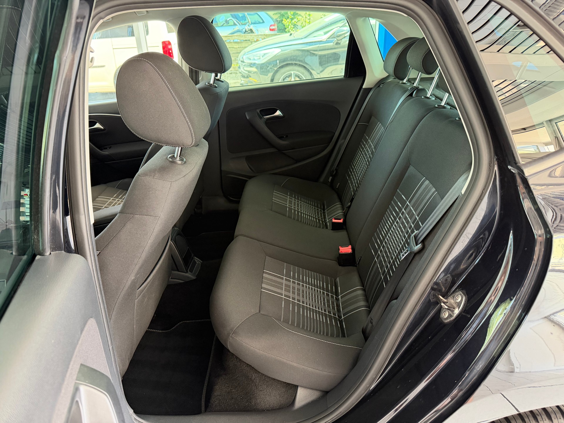 VW Polo 1.2 TSI BMT Lounge R-LINE-image-16