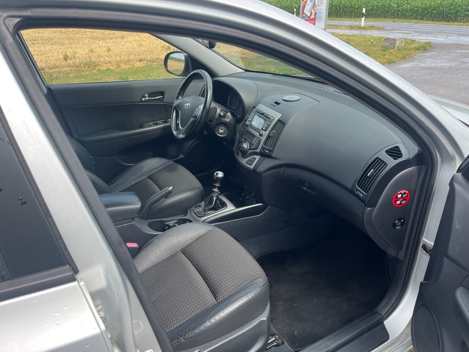 HYUNDAI i30 2.0 Premium-image-6