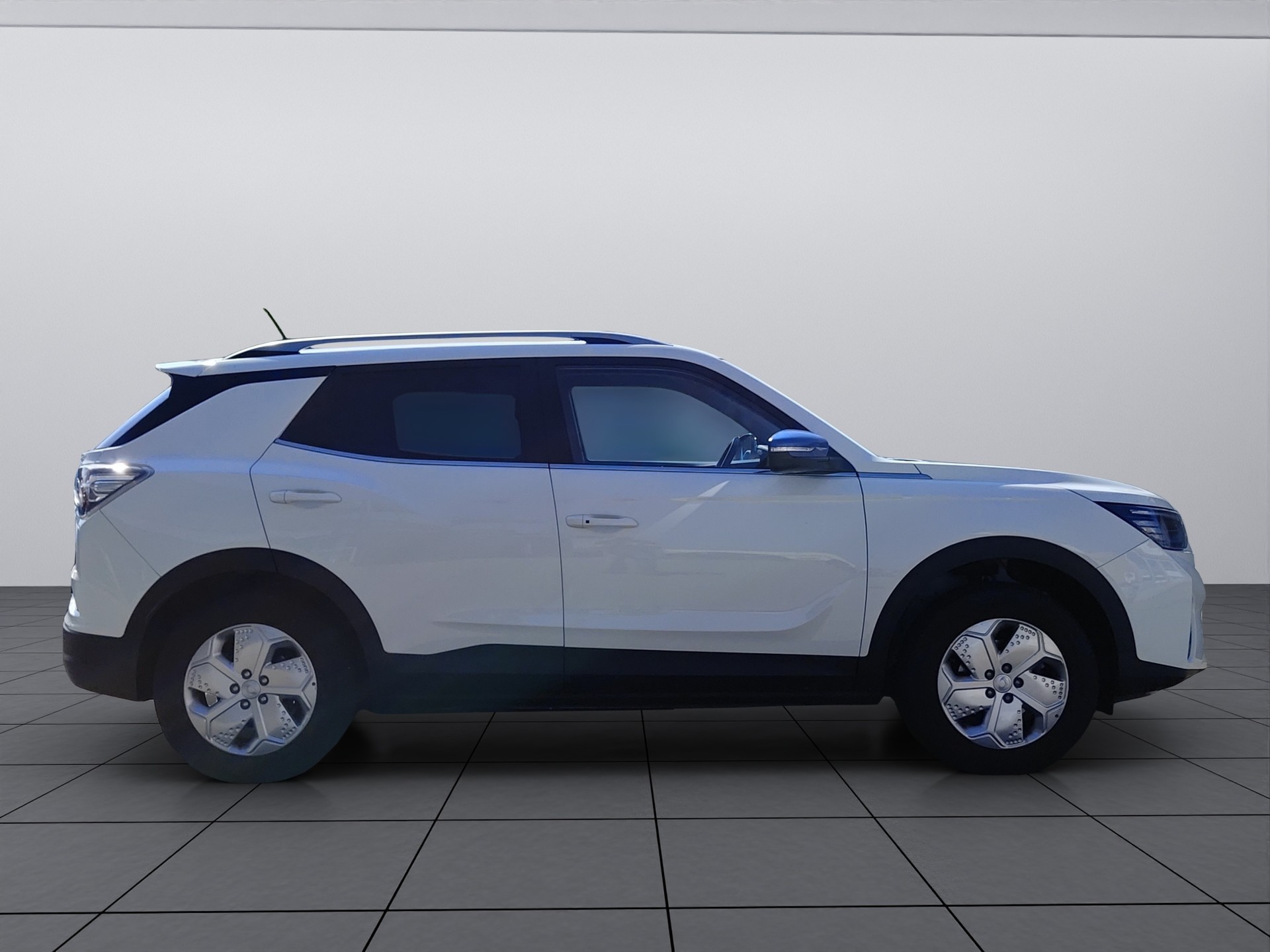 KGM-SsangYong Korando eMotion Bronze-showroom-element-3