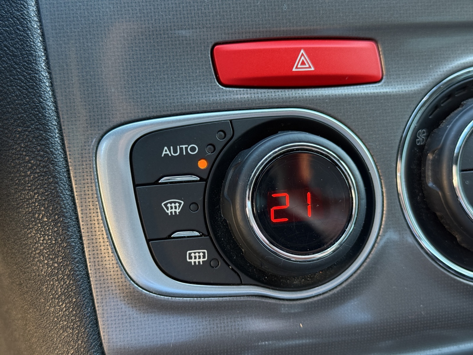 CITROEN C4 1.2 Pure Tech Feel Automatic-image-24