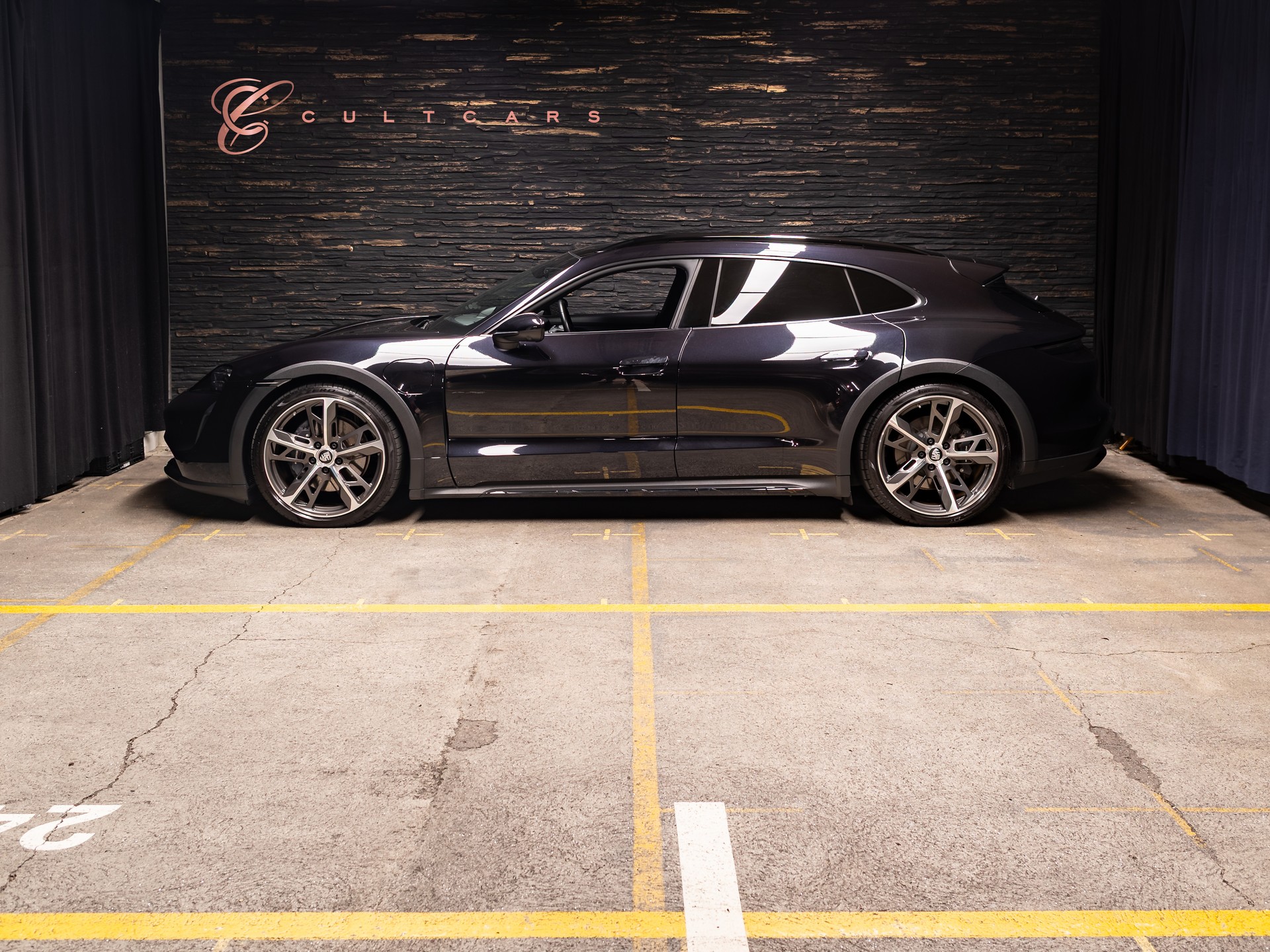 PORSCHE Taycan 4 Cross Turismo-showroom-element-1