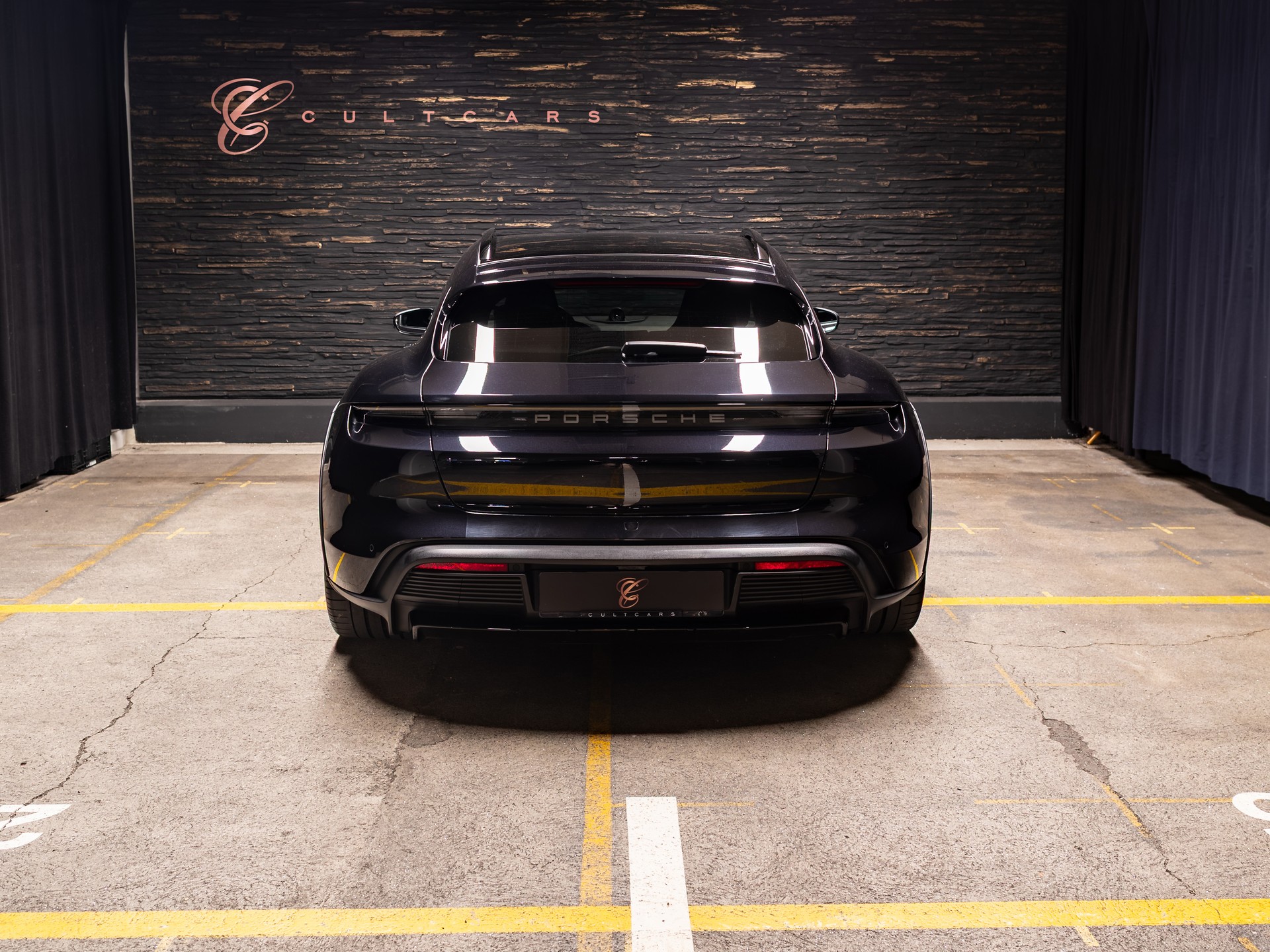 PORSCHE Taycan 4 Cross Turismo-showroom-element-3