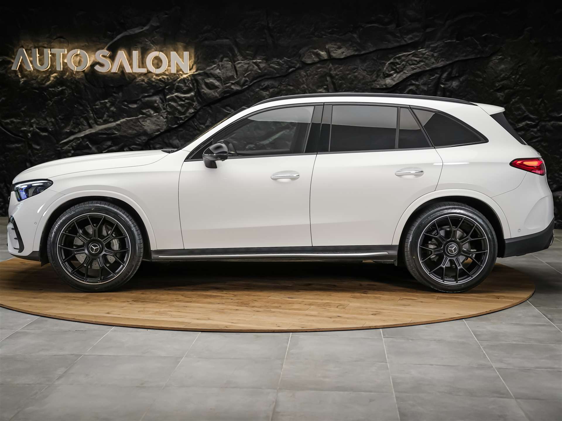 MERCEDES-BENZ GLC 300 4Matic AMG Line 9G-Tronic *Facelift*21" Felgen*Panorama*Lenkradheizung*-showroom-element-2