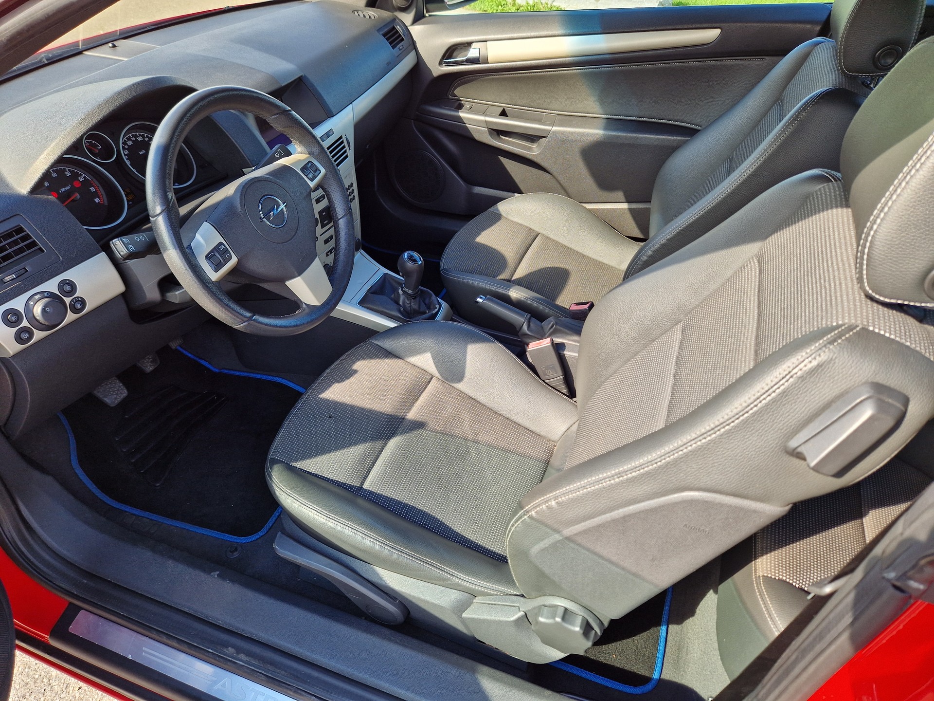 OPEL Astra TT 2.0i 16V Turbo Cosmo-image-8