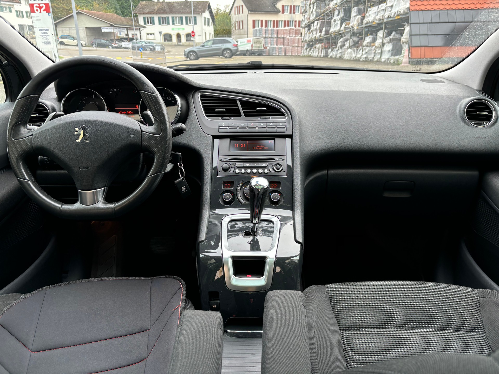 PEUGEOT 5008 1.6 HDI Sport EGS6-image-8