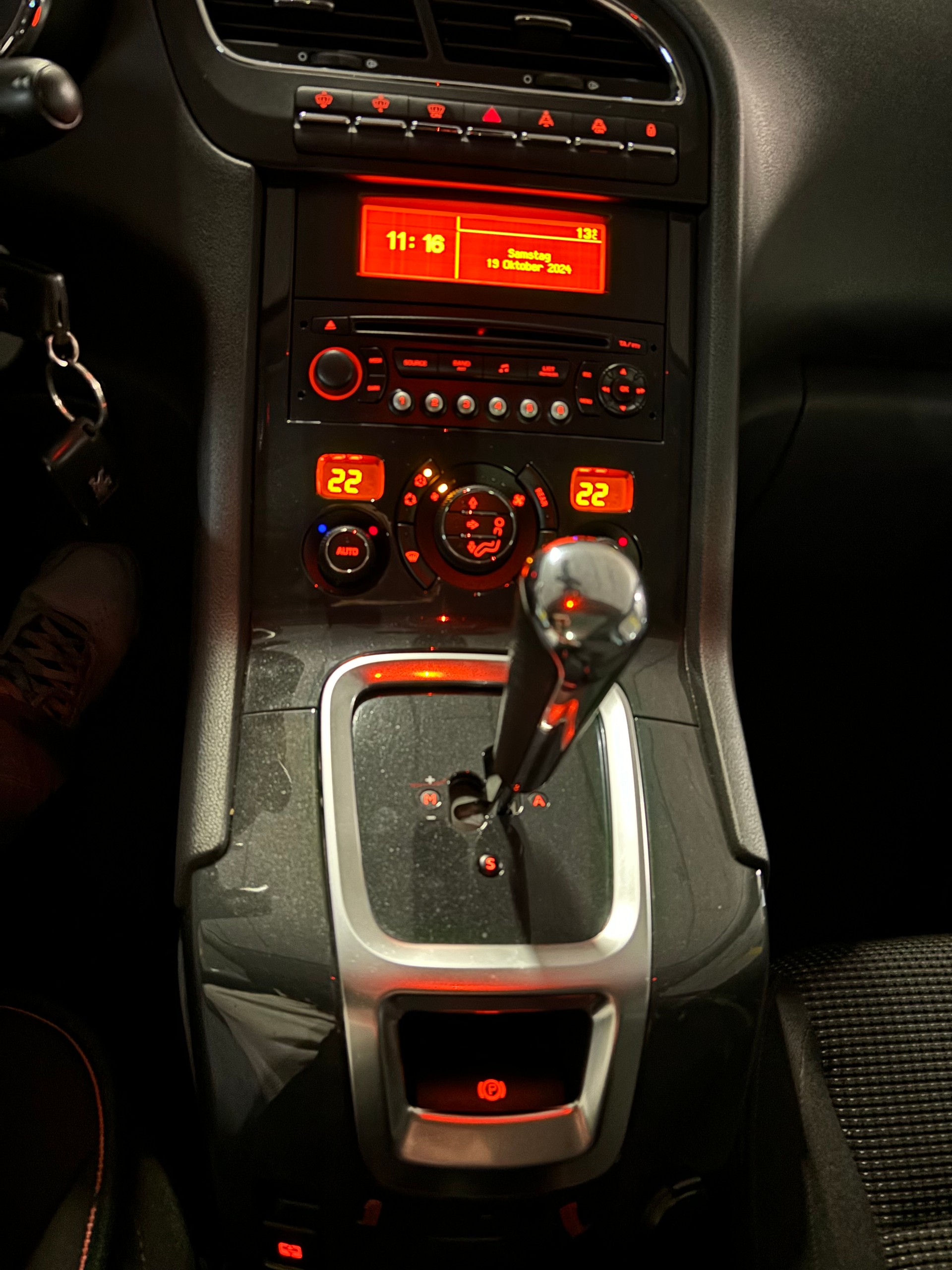 PEUGEOT 5008 1.6 HDI Sport EGS6-image-9