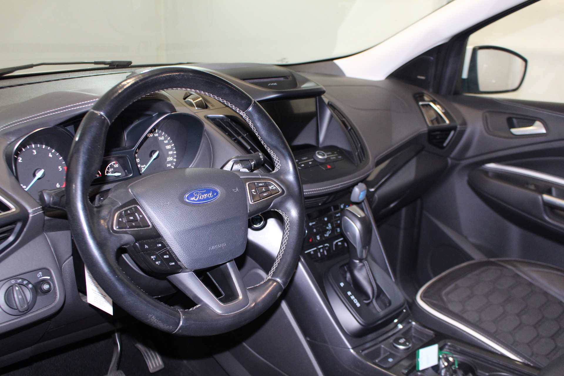 FORD Kuga 2.0 TDCi 180 Vignale FPS-image-11
