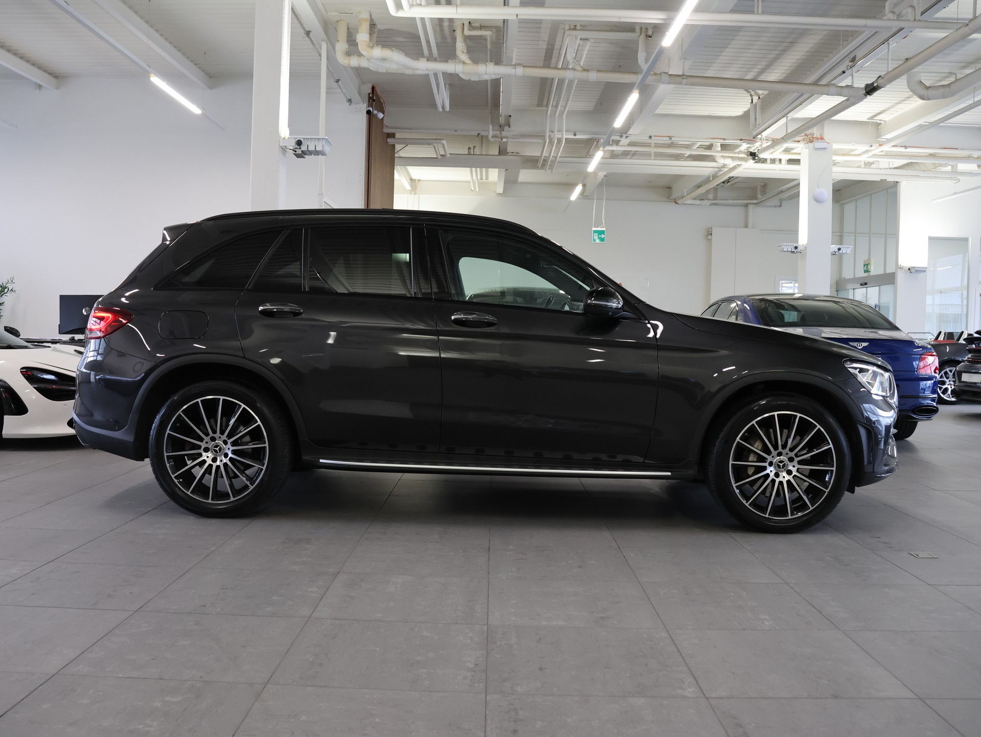 MERCEDES-BENZ GLC 200 AMG Line *Pano* *Volleder* *360° Kamera*-image-5