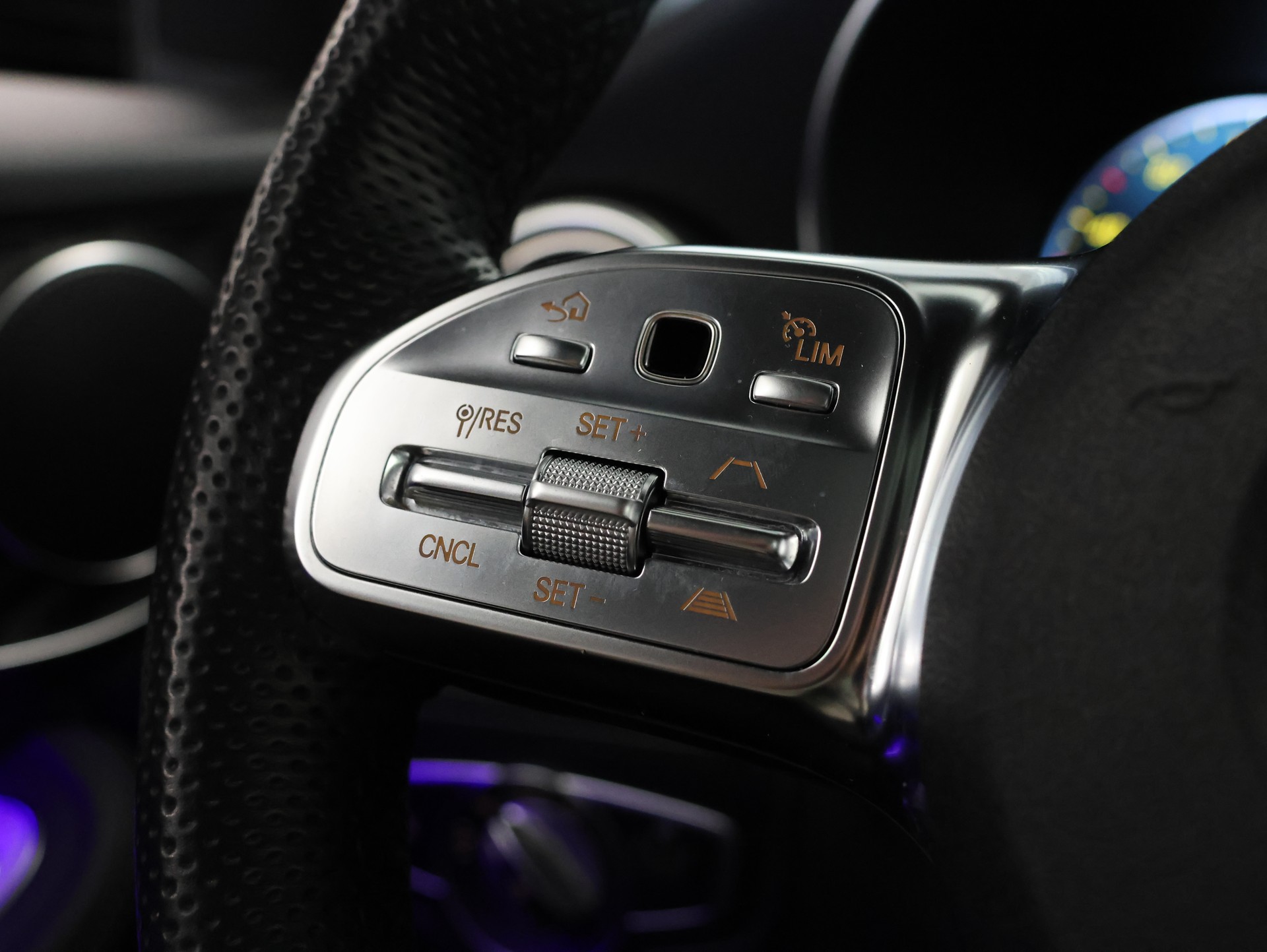 MERCEDES-BENZ GLC 200 AMG Line *Pano* *Volleder* *360° Kamera*-image-22