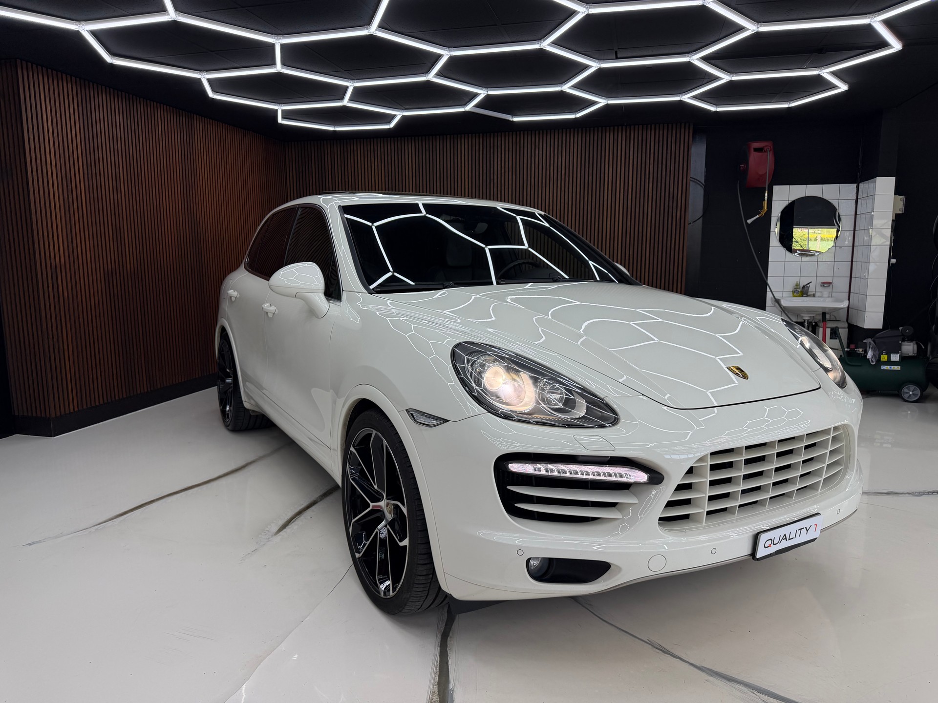 PORSCHE Cayenne Turbo-image-2