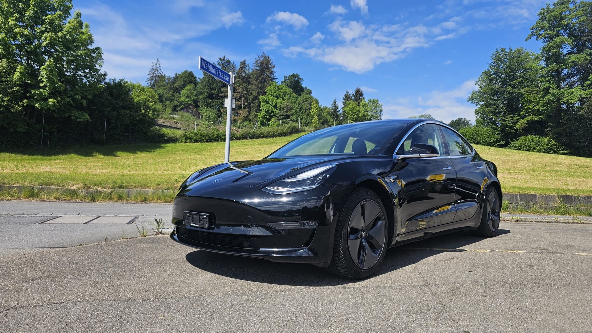 TESLA Dual Motor AWD-showroom-element-1