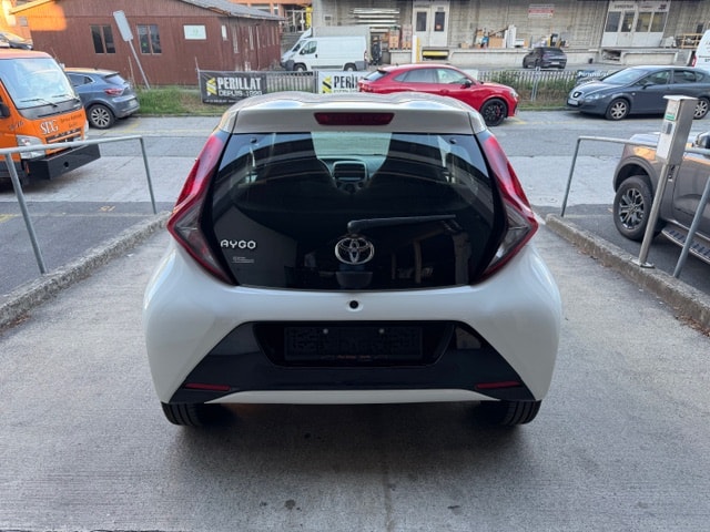 TOYOTA Aygo 1.0 VVT-i x-play X-shift