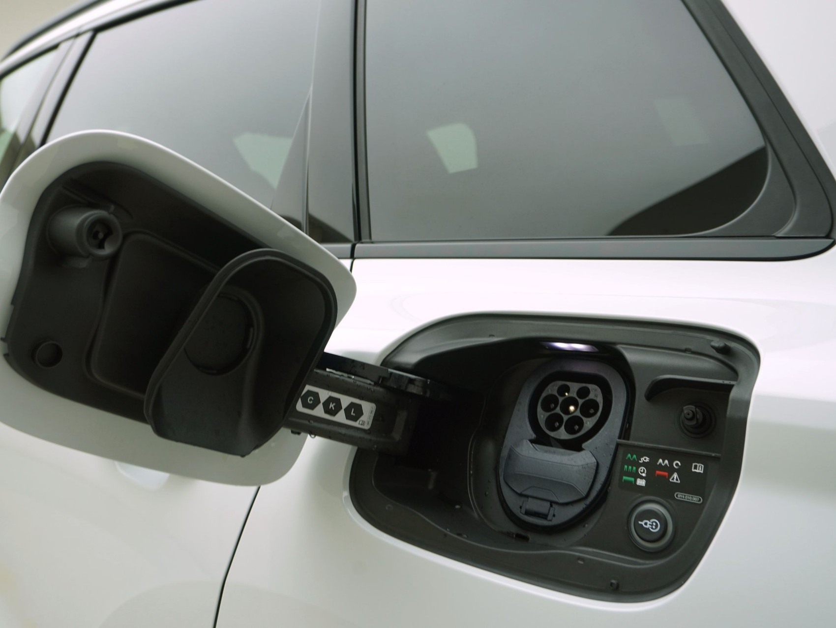 AUDI Q6 e-tron S line quattro **Audi Werksgarantie bis 10/2030**-showroom-element-3