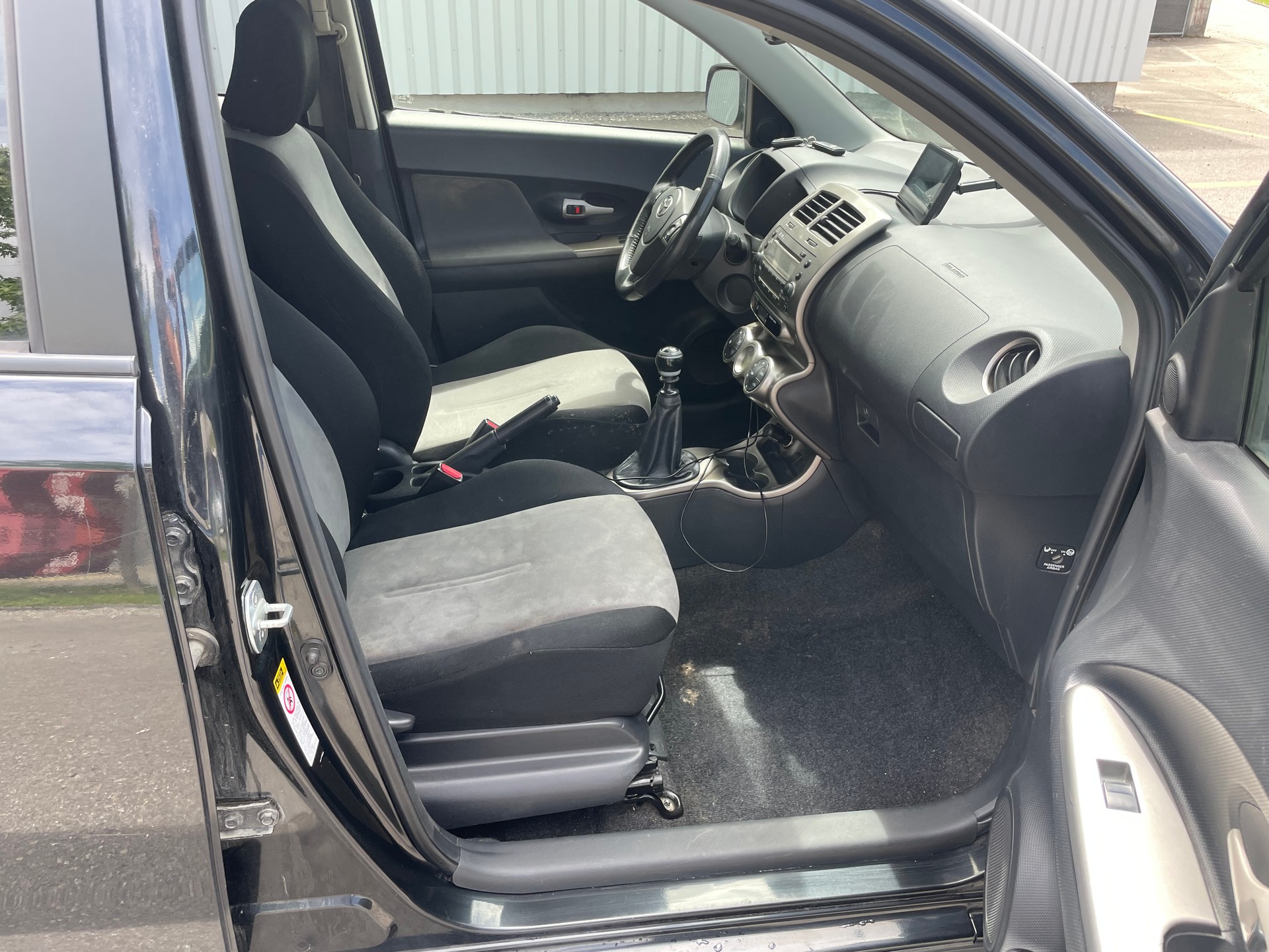 TOYOTA UrbanCruiser 1.4 D-4D Linea Sol 4WD-image-12
