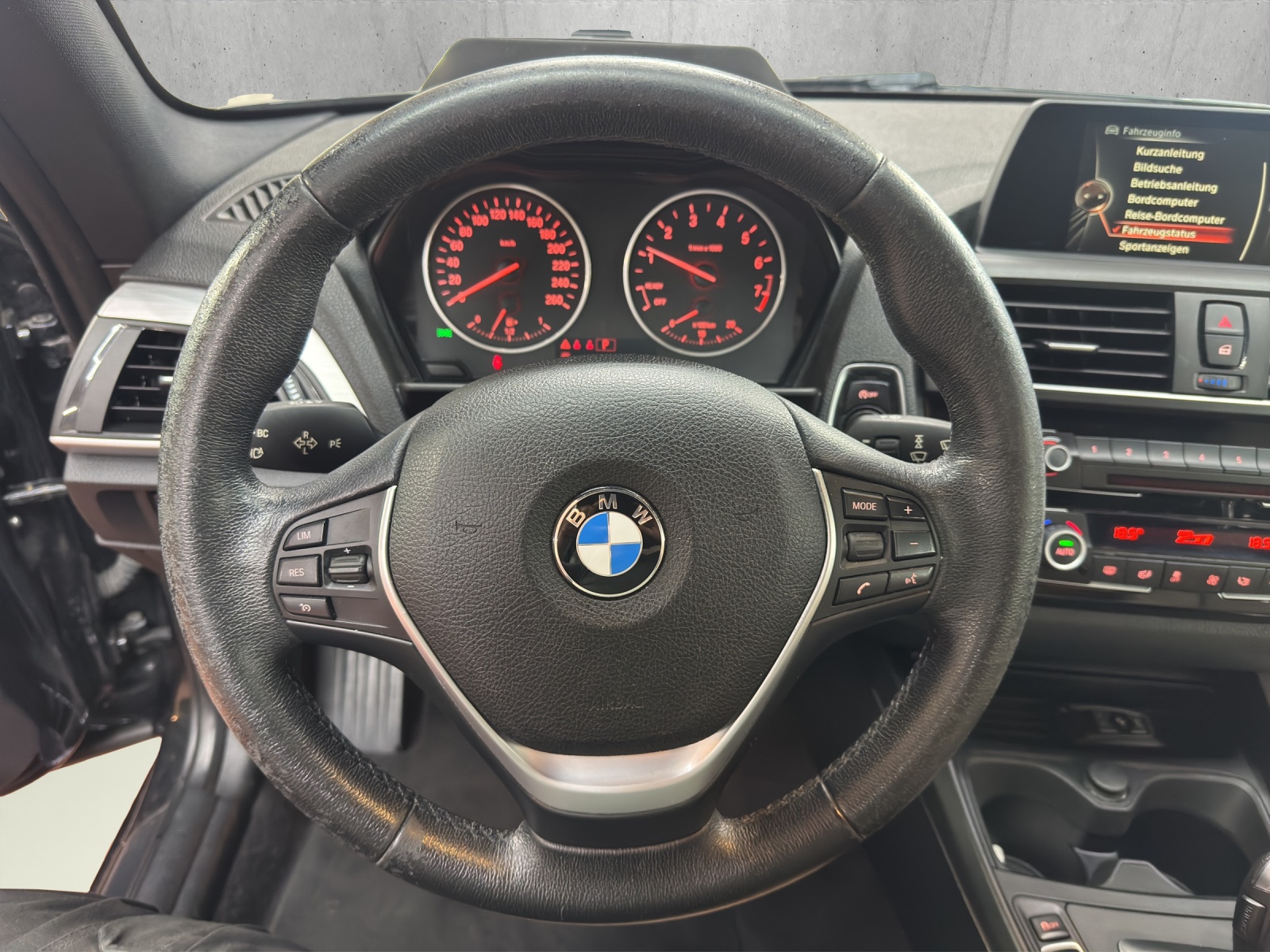BMW 220i Luxury Line Steptronic-image-9
