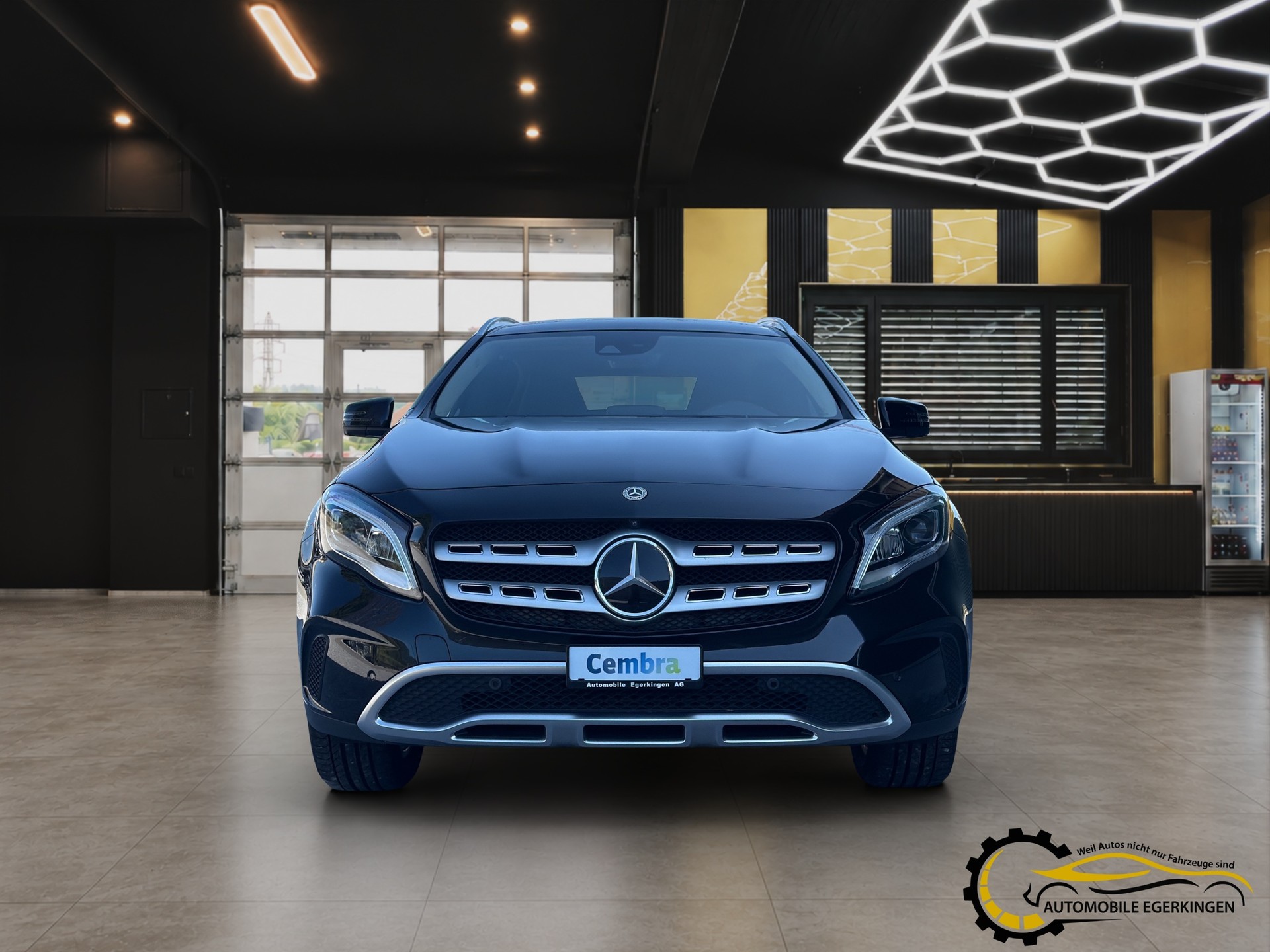MERCEDES-BENZ GLA 250 Urban 4m-showroom-element-1