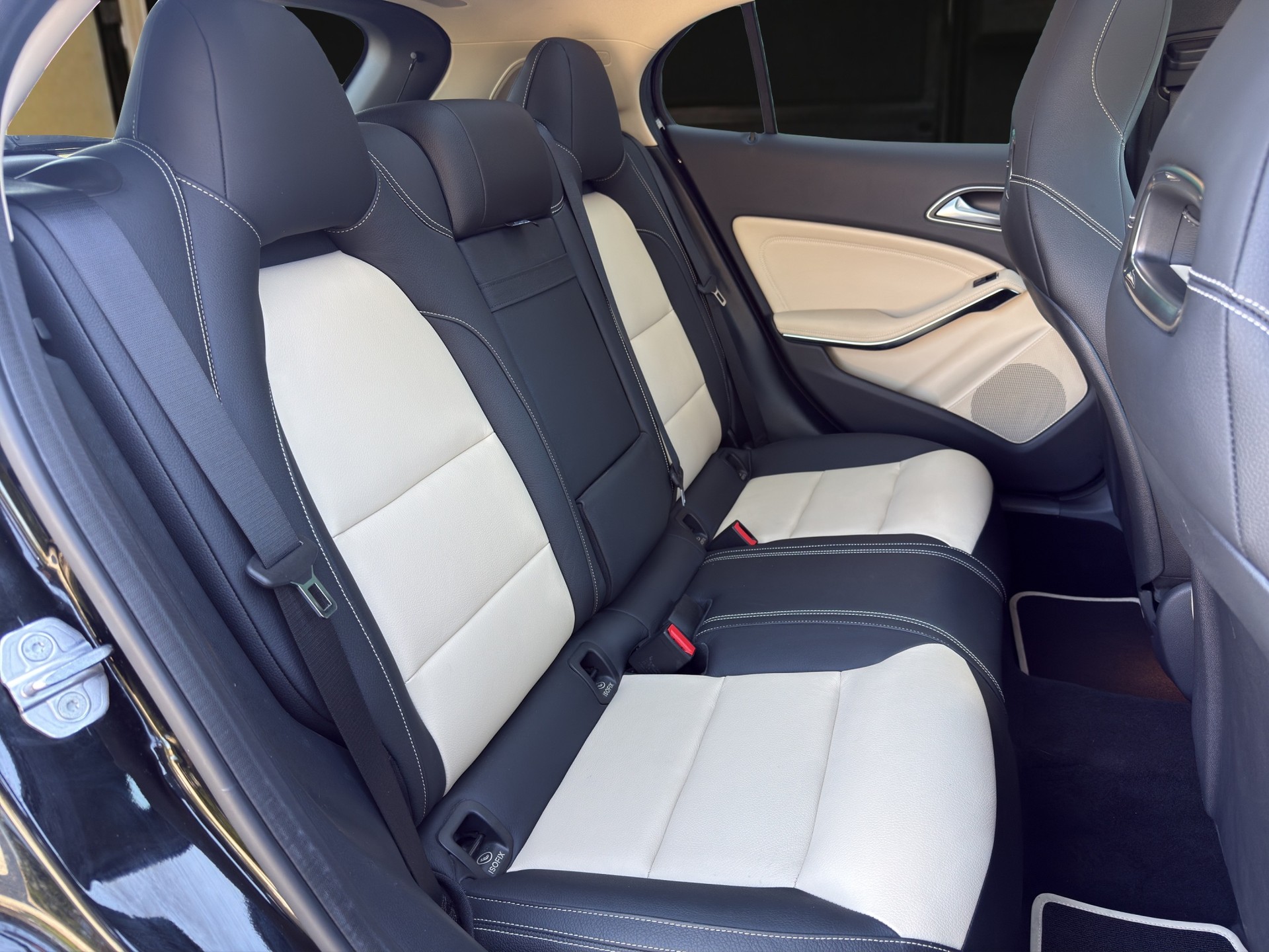MERCEDES-BENZ GLA 250 Urban 4m-image-13