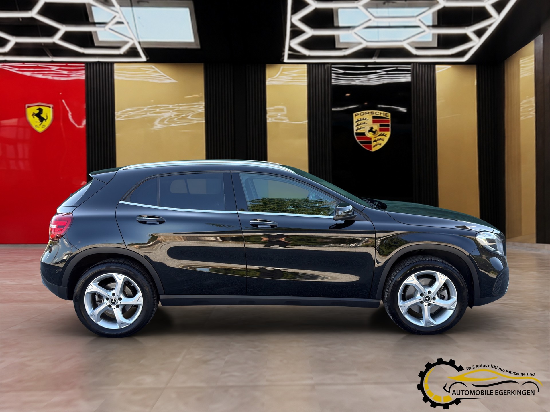 MERCEDES-BENZ GLA 250 Urban 4m-showroom-element-3